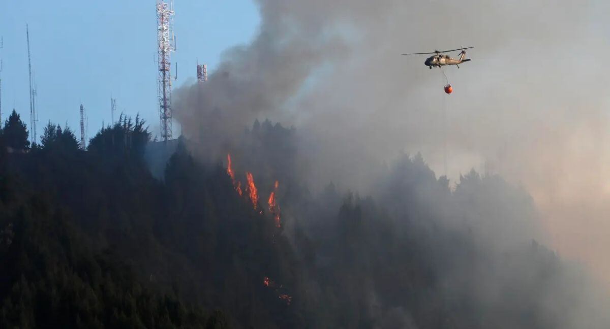 Los fuegos más preocupantes son los de los cerros orientales y del cerro El Cable, en Bogotá, pues el humo se extiende por buena parte de la capital y está afectando la calidad del aire y las operaciones aéreas. (Foto: difusión)