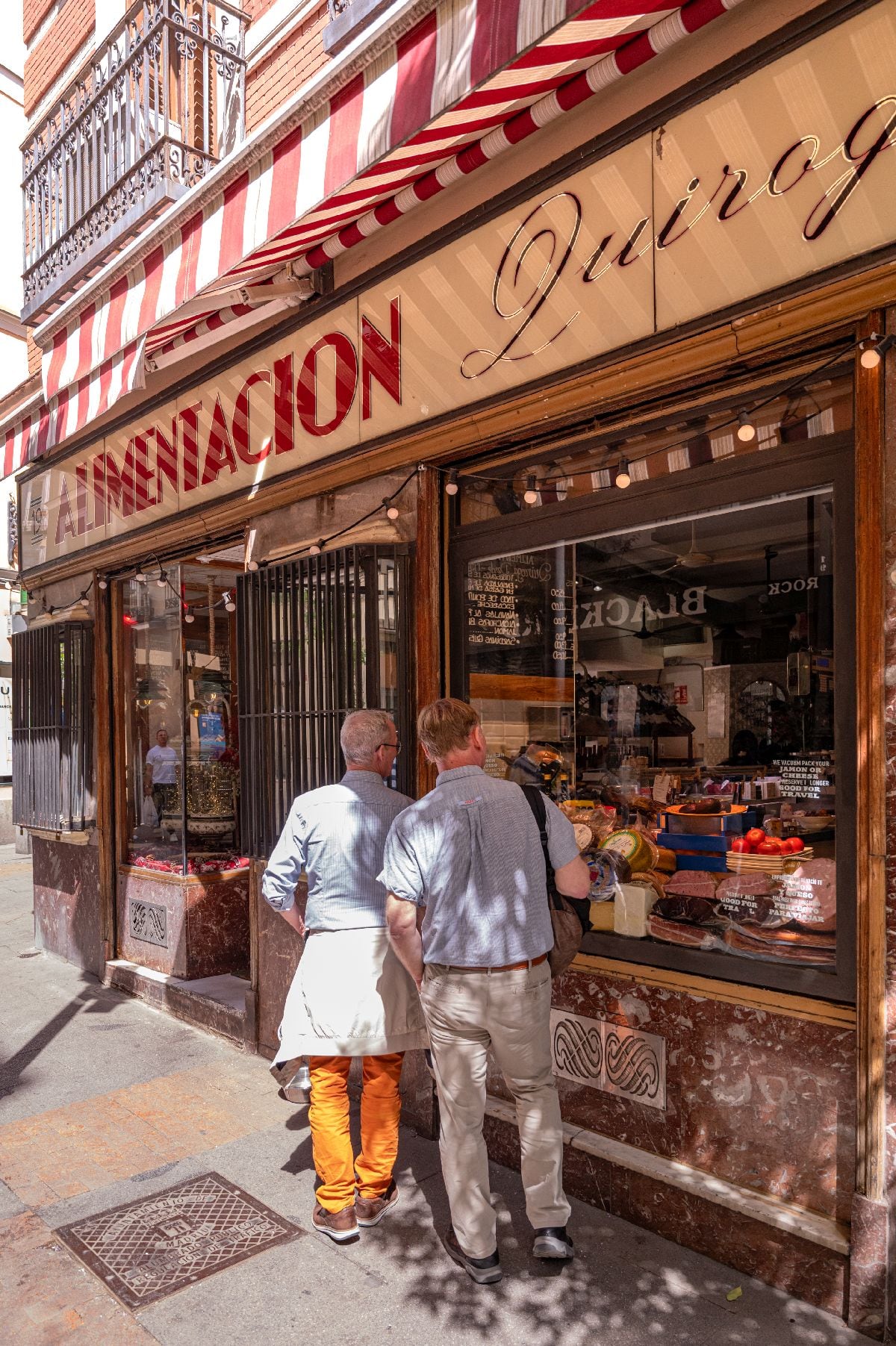 El animado Alimentación Quiroga, un restaurante tradicional de barrio en la Calle de las Huertas en el Centro. Fotógrafo: Emilio Parra Doiztua/Bloomberg