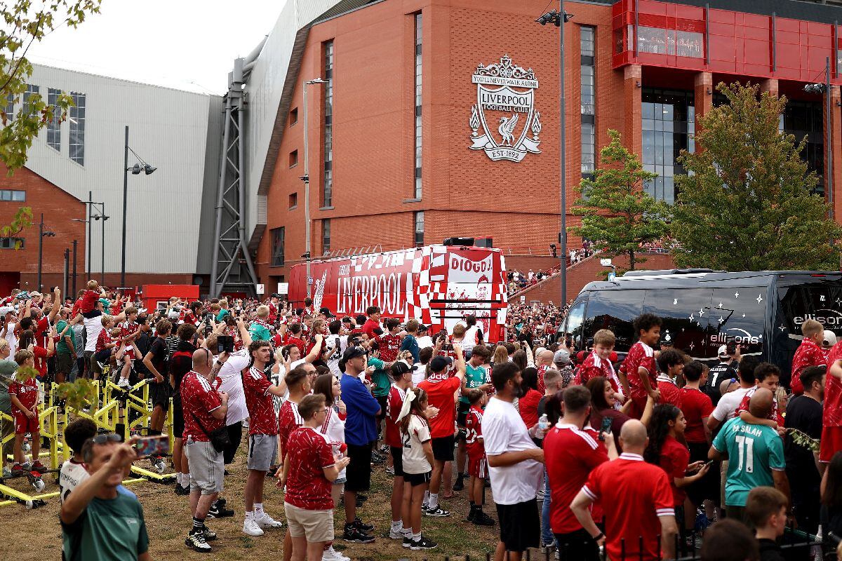 El autobús del equipo del Liverpool llega al estadio durante el partido amistoso de pretemporada entre el Liverpool FC y el AS Monaco en Anfield, Liverpool, Reino Unido, el 9 de agosto. Fotógrafa: Naomi Baker/Getty Images