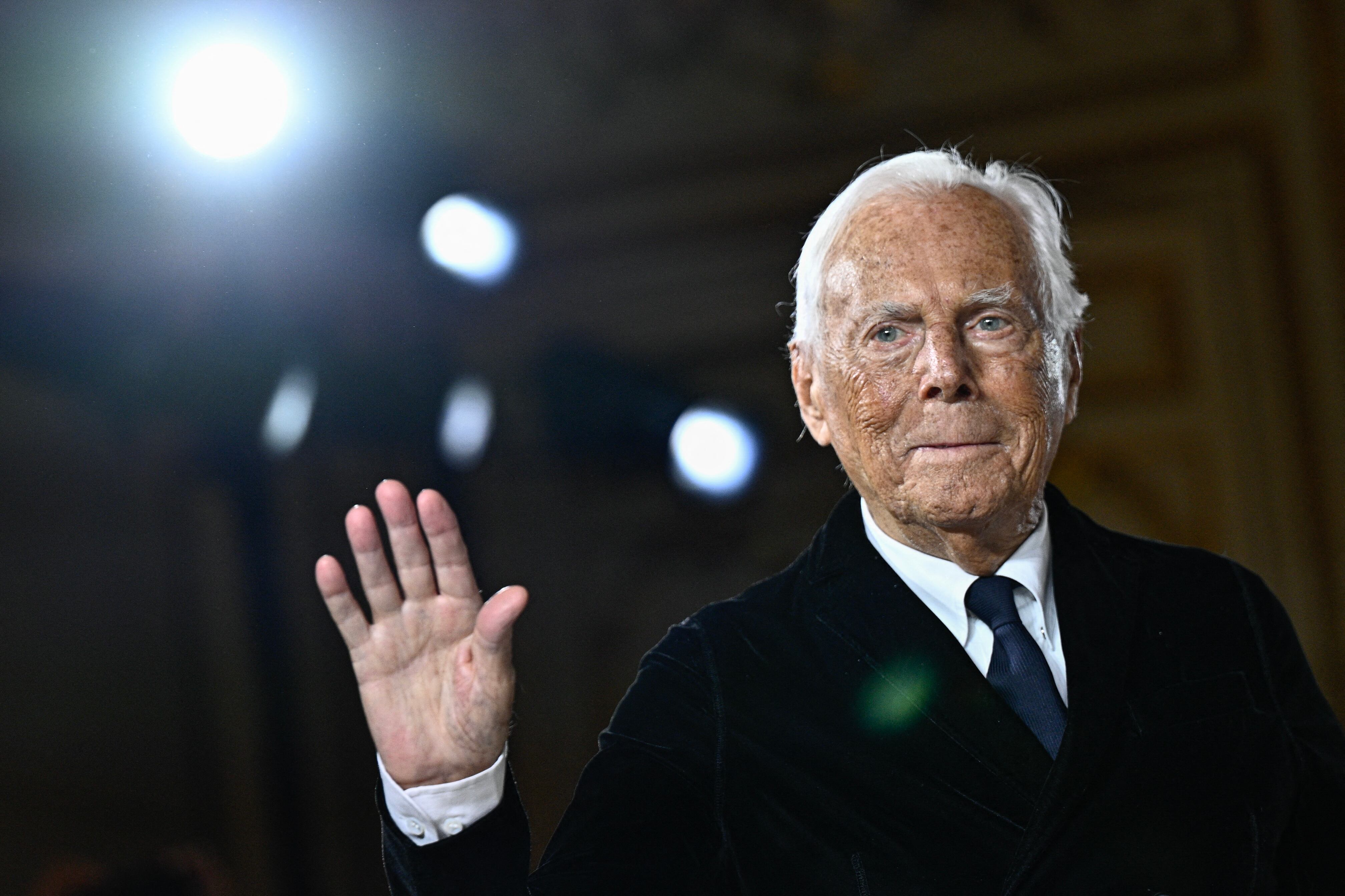 (ARCHIVOS) El diseñador italiano Giorgio Armani agradece los aplausos al final de su presentación para Armani Privé durante la Semana de la Moda de Alta Costura Femenina Primavera/Verano 2025, que conmemora su 20.º aniversario, en París el 28 de enero de 2025. El gran diseñador italiano Giorgio Armani falleció a los 91 años "rodeado de sus seres queridos", según anunció su compañía el 4 de septiembre de 2025. (Foto de JULIEN DE ROSA / AFP)