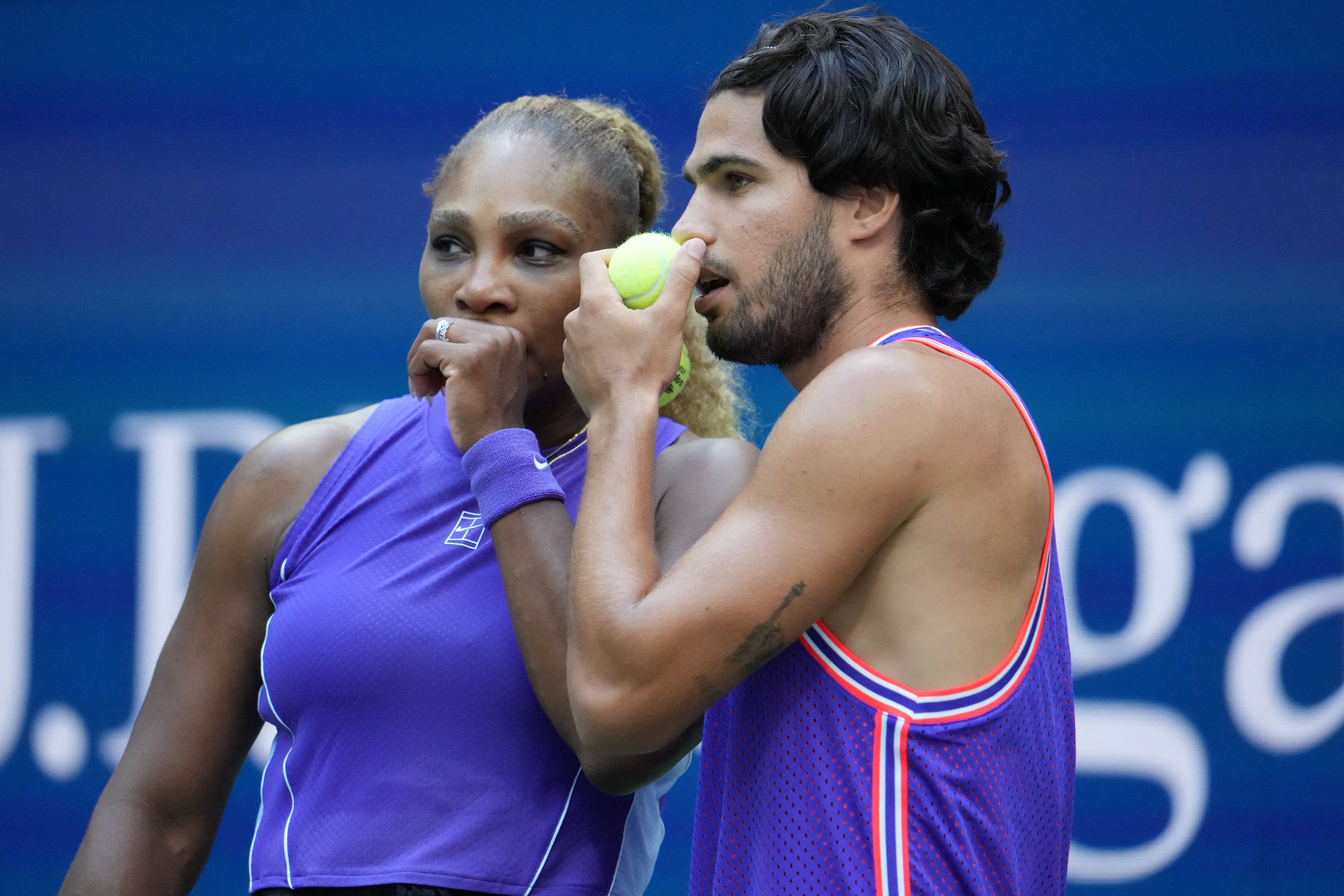 Serena Williams y Spain's Carlos Alcaraz durante un partido de tenis mixto contra Belinda Bencic y Flavio Cobolli en el US Open, jugando en el USTA Billie Jean King National Tennis Center en Nueva York (Foto: AFP)