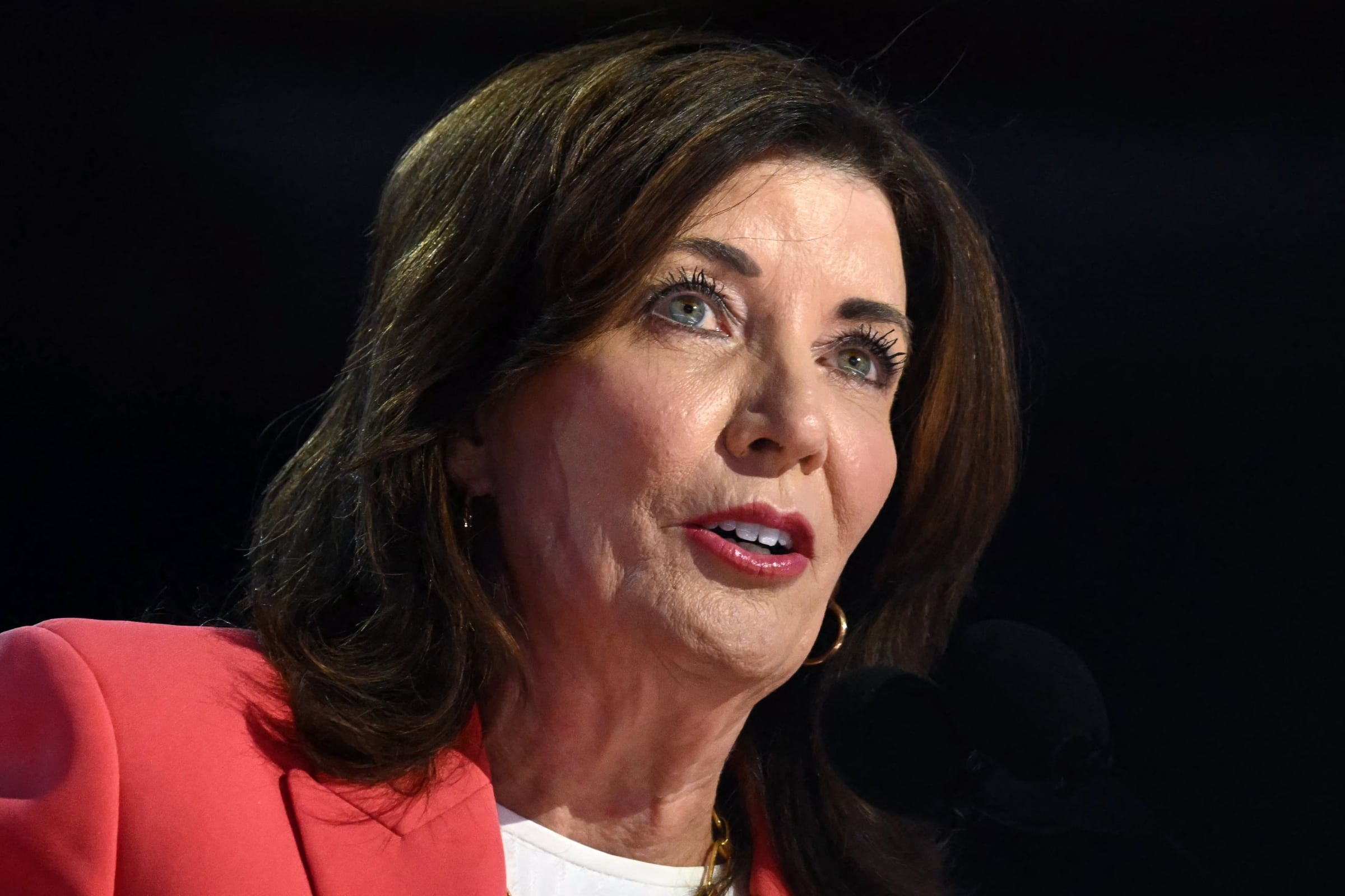 Kathy Hochul ha recibido un nuevo proyecto de ley ya aprobado por la Legislatura de Nueva York. Ahora, tiene plazo hasta fin de año para firmarlo o vetarlo (Foto: AFP)