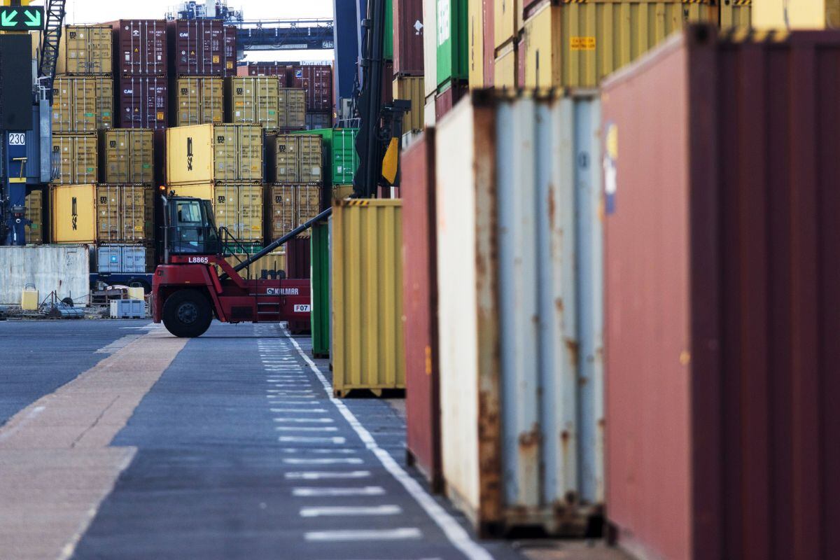 Un trabajador mueve un contenedor de envío en el puerto de Felixstowe en Felixstowe, Reino Unido.