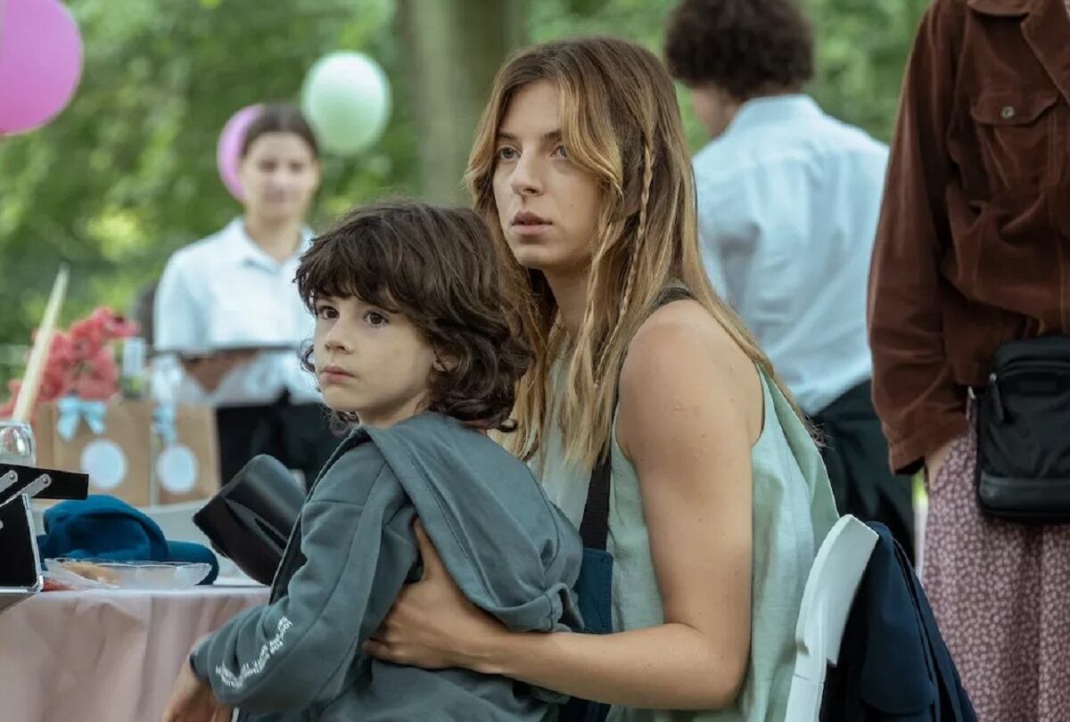 Kama (Masza Wagrocka) no sabe como lidiar con el diagnóstico de su hijo en la serie polaca "La madre de los Pingüinos" (Foto: Netflix)