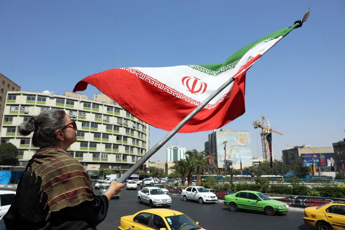 Una mujer sostiene la bandera nacional de Irán en la Plaza Valiasr de Teherán, Irán, el 30 de junio de 2026. Foto: EFE/EPA/ABEDIN TAHERKENAREH