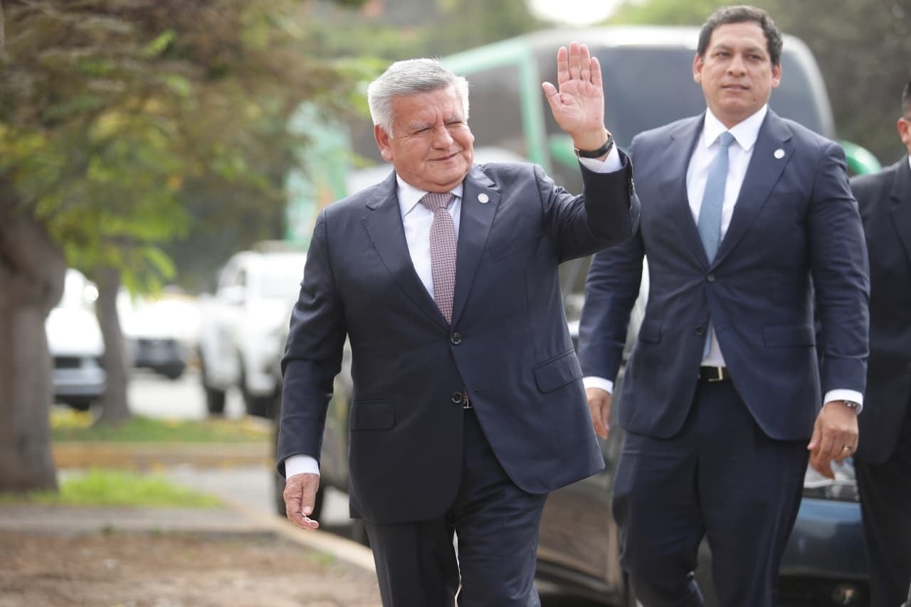 César Acuña llega acompañado de Luis Valdez a visitar a presidenta electa Keiko Fujimori. (Fotos: César Saucedo / GEC)