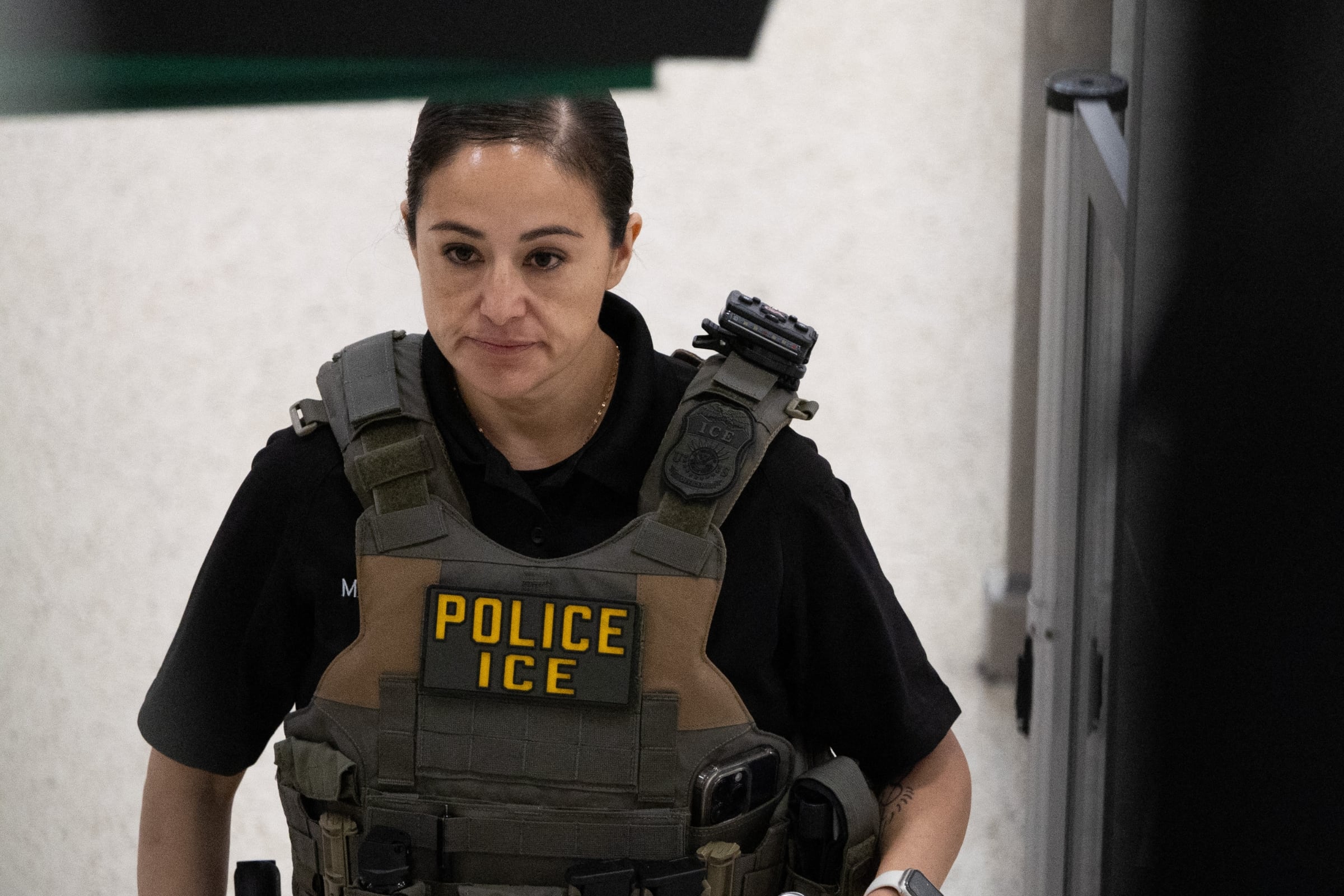 Una agente de ICE en Houston, Texas durante sus actividades diarias (Foto: AFP)
