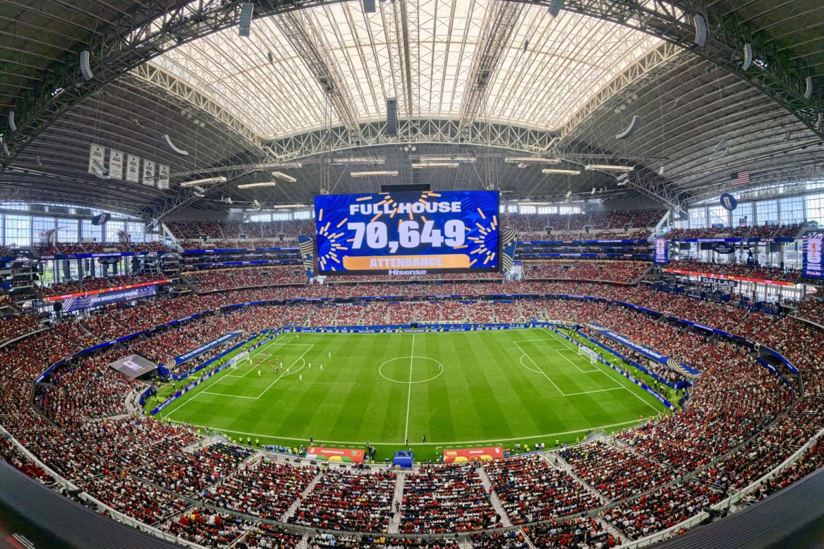 Aficionados asisten a un partido de los octavos de final del Mundial de la FIFA 2026 entre Portugal y España este lunes, en el estadio AT&T en Arlington (Estados Unidos). Foto: EFE/ Kenneth Fernández