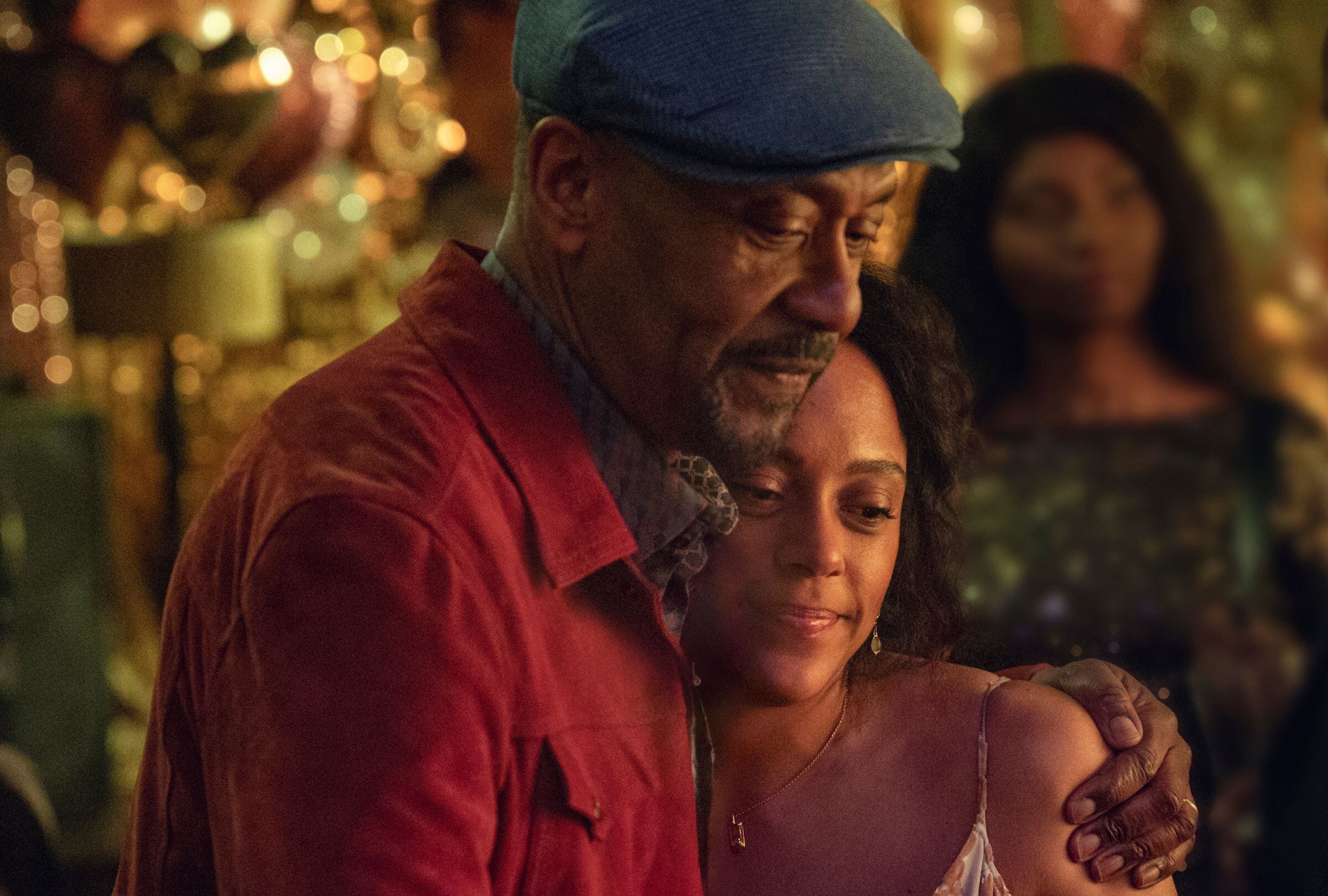 Lenny Henry da vida a Clint Donovan, el padre de Kat, en la serie "Me haces falta" (Foto: Netflix)