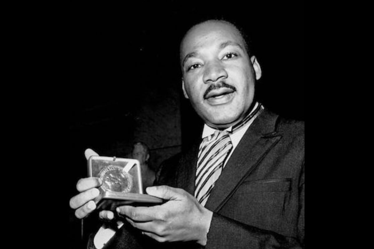 El Dr. Martin Luther King Jr., líder estadounidense de los derechos civiles, sostiene su medalla del Premio Nobel de la Paz en Oslo, Noruega, el 10 de diciembre de 1964. (AP)