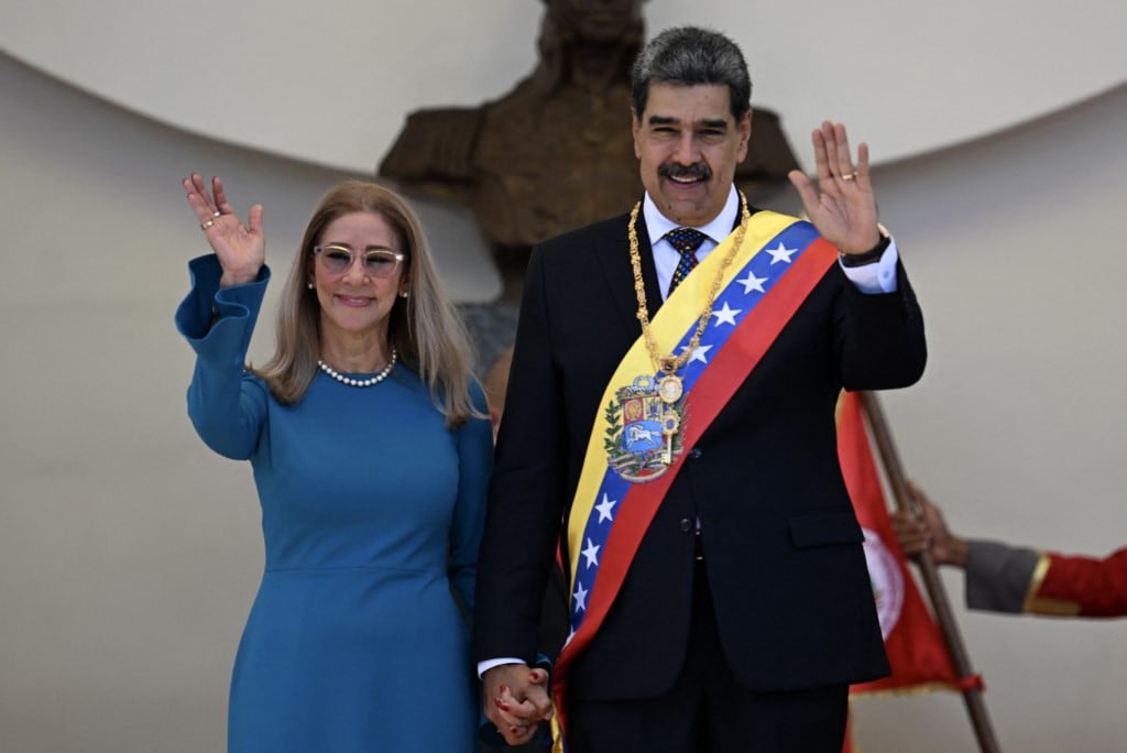 El líder chavista de Venezuela, Nicolás Maduro, habla con su esposa Cilia Flores cuando salen del Capitolio, sede de la Asamblea Nacional, en Caracas, el 10 de enero de 2025. Maduro y Flores comparecieron este lunes por primera vez ante el tribunal de Nueva York después de haber sido arrestados el pasado sábado en Caracas en un operativo de las fuerzas estadounidenses y trasladados a Estados Unidos para ser juzgados bajo la jurisdicción estadounidense. (Juan BARRETO / AFP)