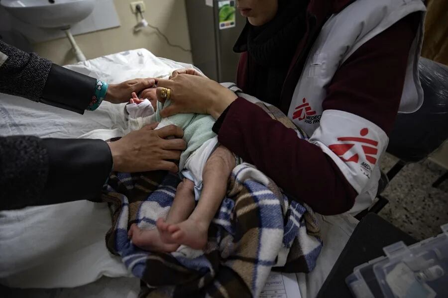 Médicos Sin Fronteras presta asistencia sanitaria en el campamento de Rafah, en el sur de la Franja de Gaza, en febrero de 2024. EFE/EPA/HAITHAM IMAD