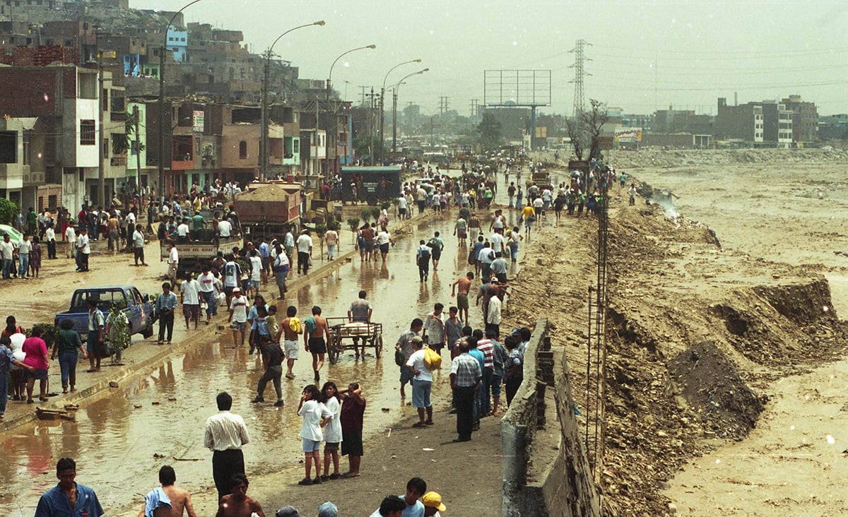 LIMA, 23 DE FEBRERO DE 1998. DESBORDE DEL HUAYCOLORO EN CAMPOY Y ZARATE. | FOTO: LINO CHIPANA / EL COMERCIO