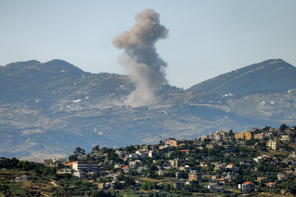 El humo se eleva tras un bombardeo israelí en el sur del Líbano, visto desde una posición al otro lado de la frontera, en la Alta Galilea, al norte de Israel, el 19 de junio de 2026. Los mediadores en el conflicto entre Estados Unidos e Irán, incluidos Pakistán, Arabia Saudita y Turquía, se reunirán para dialogar en la ciudad egipcia de El Alamein el 21 de junio, según confirmaron El Cairo e Islamabad. El acuerdo tenía como objetivo detener también los combates en el Líbano, pero desde entonces se han reanudado los enfrentamientos entre las fuerzas israelíes y los combatientes de Hezbolá, respaldados por Irán. (Foto de Jalaa MAREY / AFP)