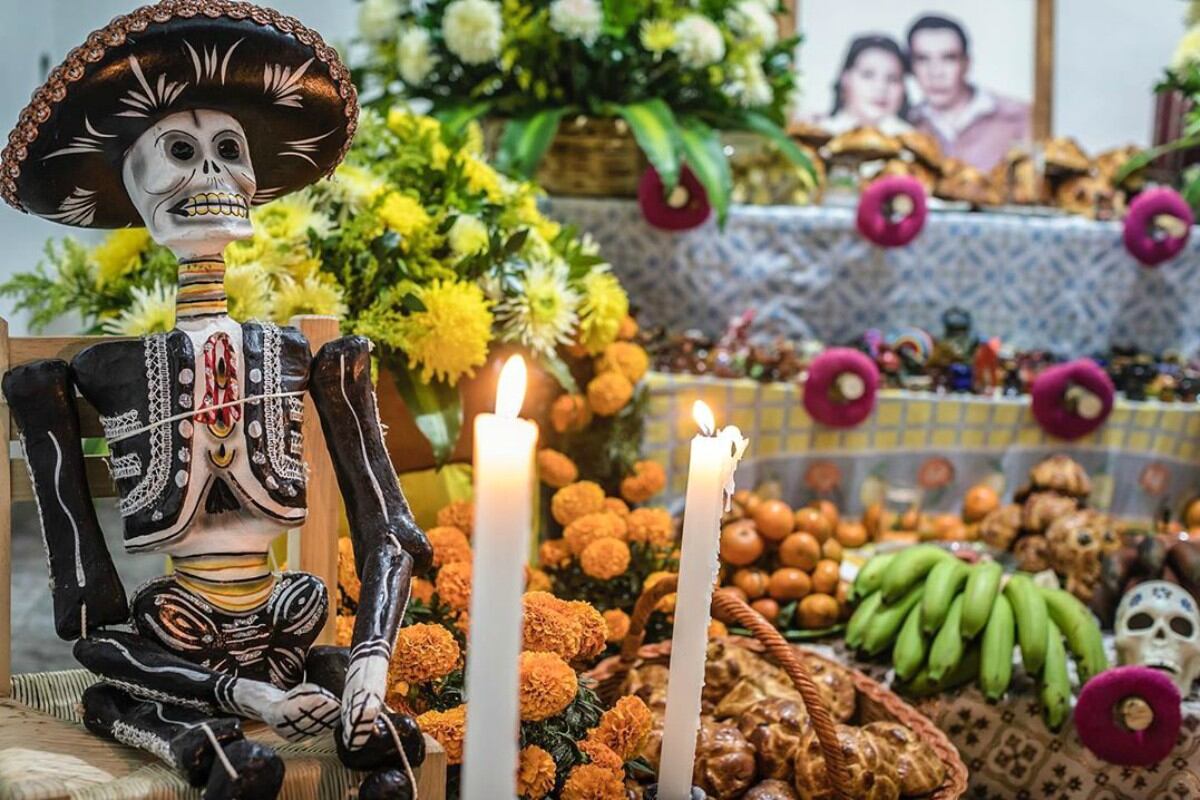 Cada altar del Día de Muertos representa un puente entre los vivos y los que regresan por unas horas al hogar. | Crédito: Instagram ome_productora "Diario El Comercio. Todos los derechos reservados."