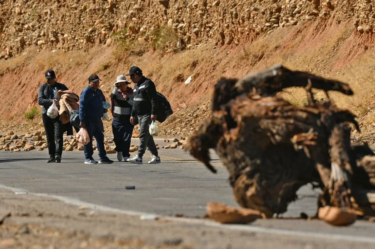 Seguidores de Evo Morales reforzaron los bloqueos en Cochabamba ante el temor de una posible captura del exmandatario. Foto: EFE.