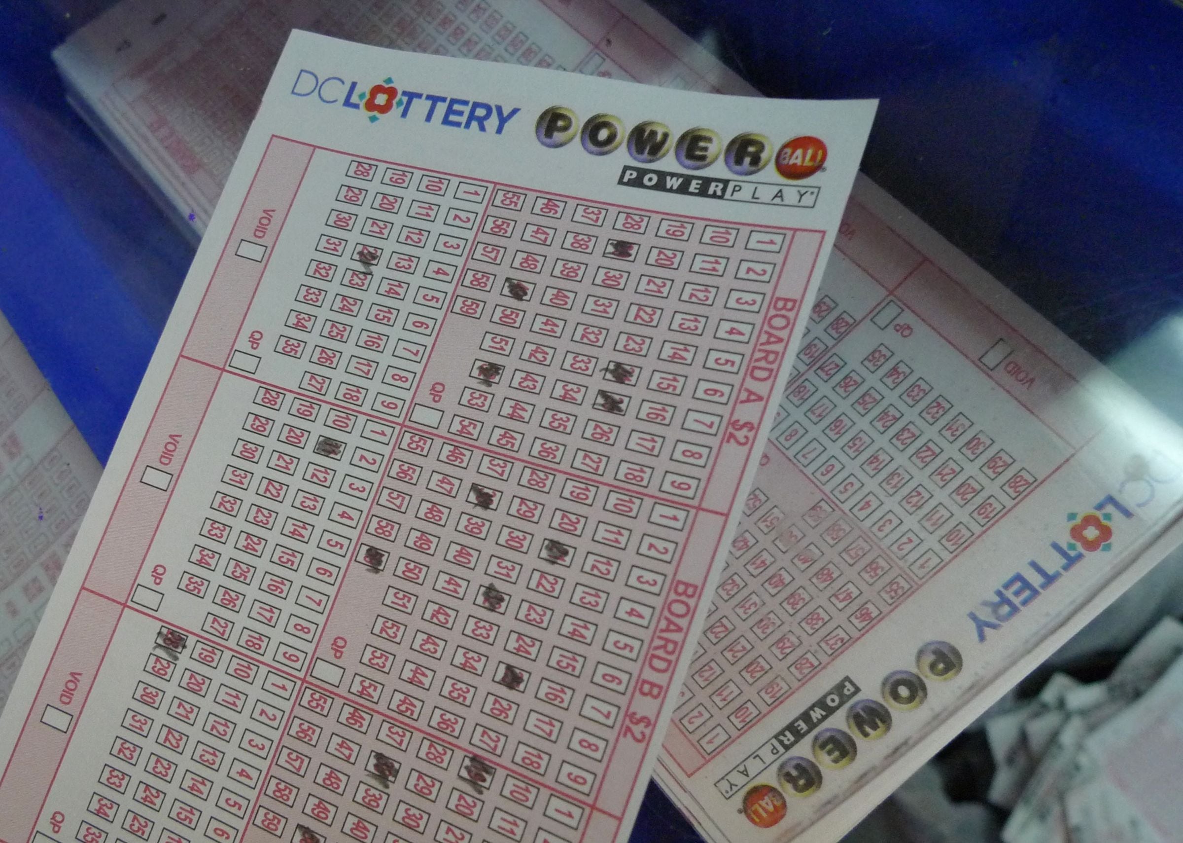 Por lo general, los participantes del Powerball pueden reclamar un premio de hasta $600 en cualquier lotería autorizada de la jurisdicción donde compraron el boleto. (Foto: MANDEL NGAN / AFP)