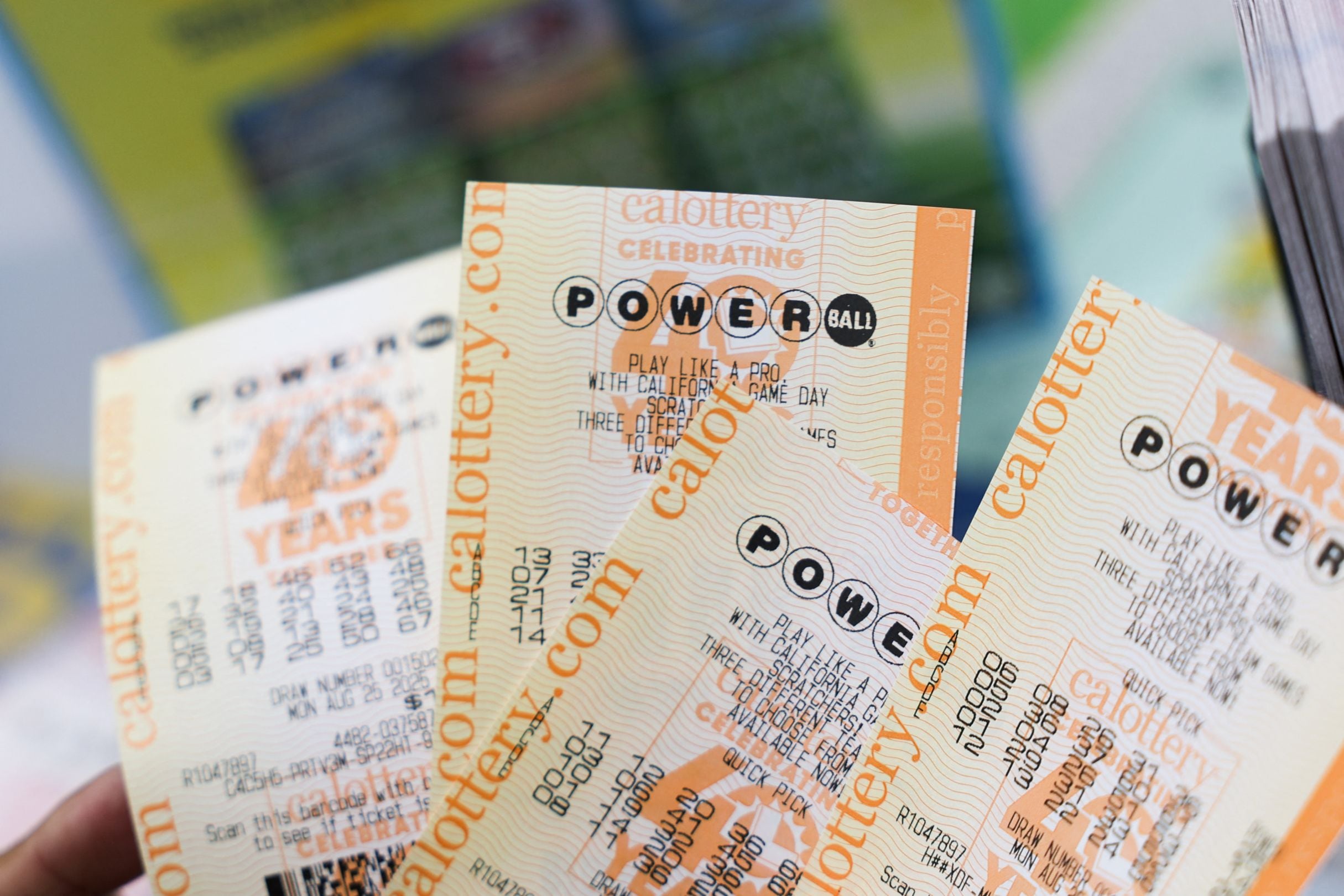 Por lo general, los participantes del Powerball pueden reclamar un premio de hasta $600 en cualquier lotería autorizada de la jurisdicción donde compraron el boleto. (Foto: Patrick T. Fallon / AFP)