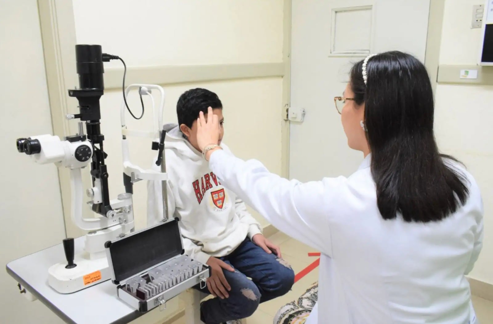 El estrabismo infantil puede afectar la coordinación ocular y el desarrollo visual.