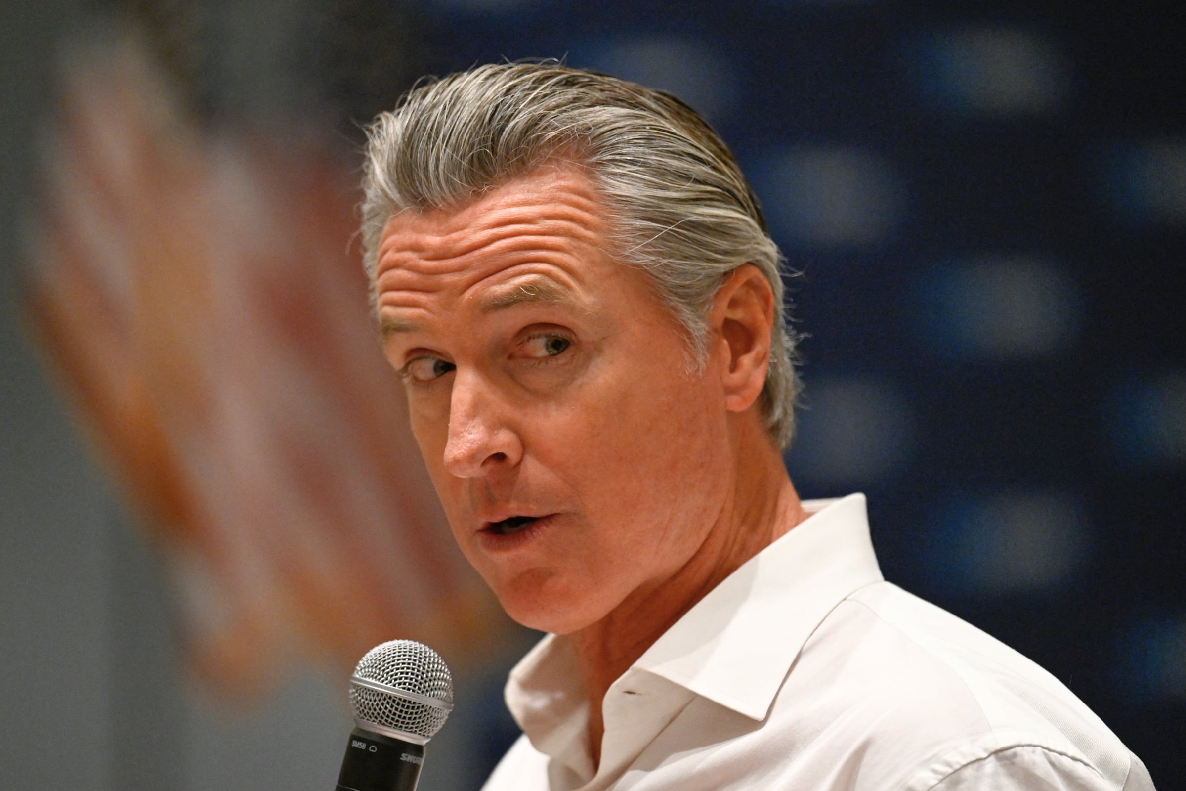 El gobernador Gavin Newsom le dio el visto bueno a esta ley que modificará ciertas reglas para algunos profesionales inmigrantes en California (Foto: AFP)