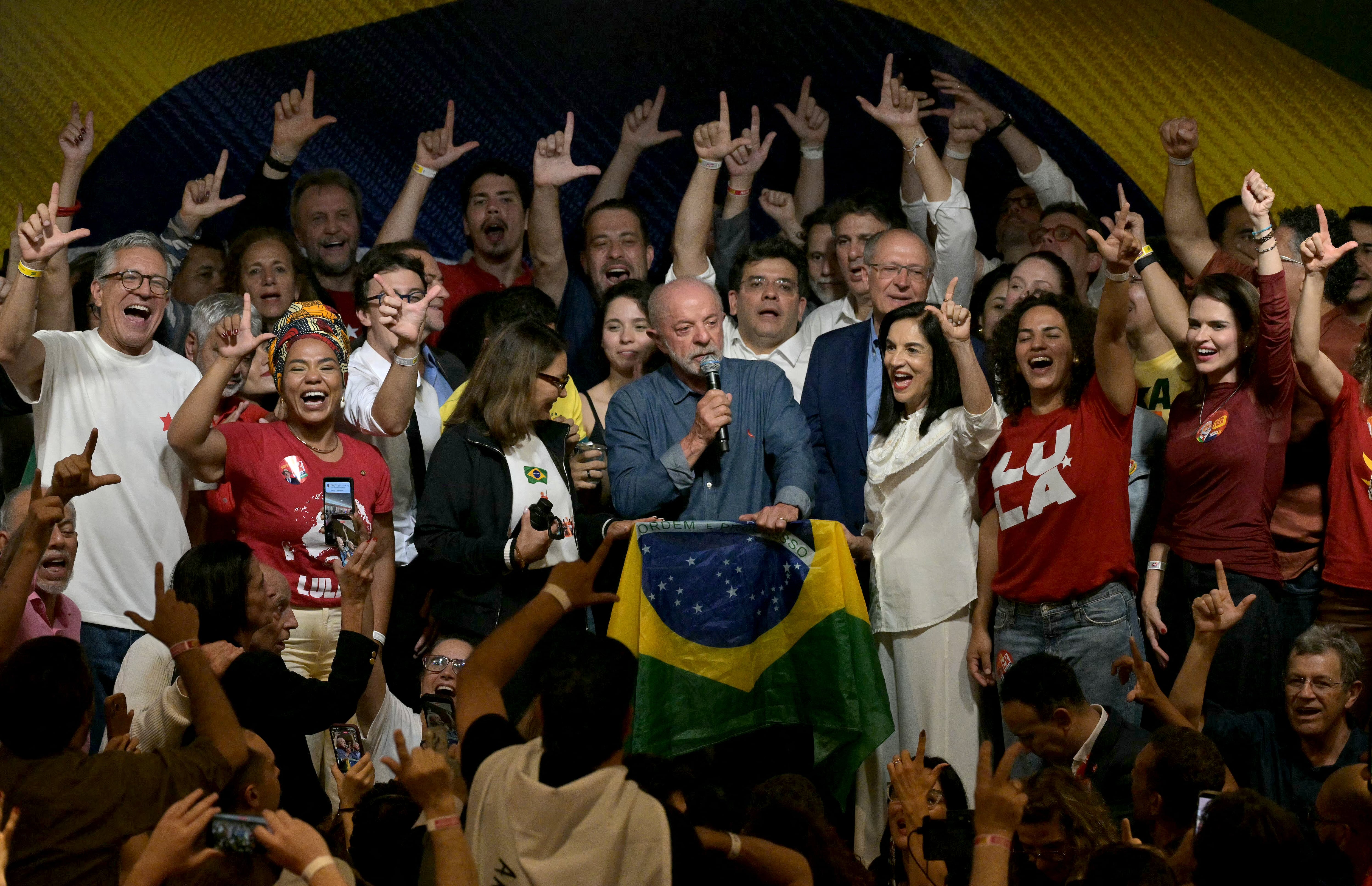 El presidente de Brasil Luiz Inácio Lula da Silva habla junto a su esposa, la primera dama Rosangela da Silva (4.ª por la izquierda) tras conocer los resultados de la segunda vuelta, el 25 de octubre de 2026. (Foto de NELSON ALMEIDA / AFP).