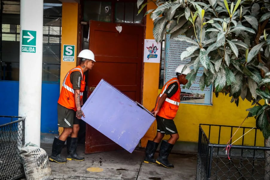Trabajos de limpieza en colegios. (Foto: Difusión)