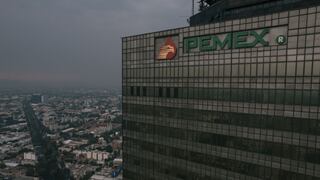 Bonos de Pemex a la baja; rebaja de calificación de Fitch resalta riesgos