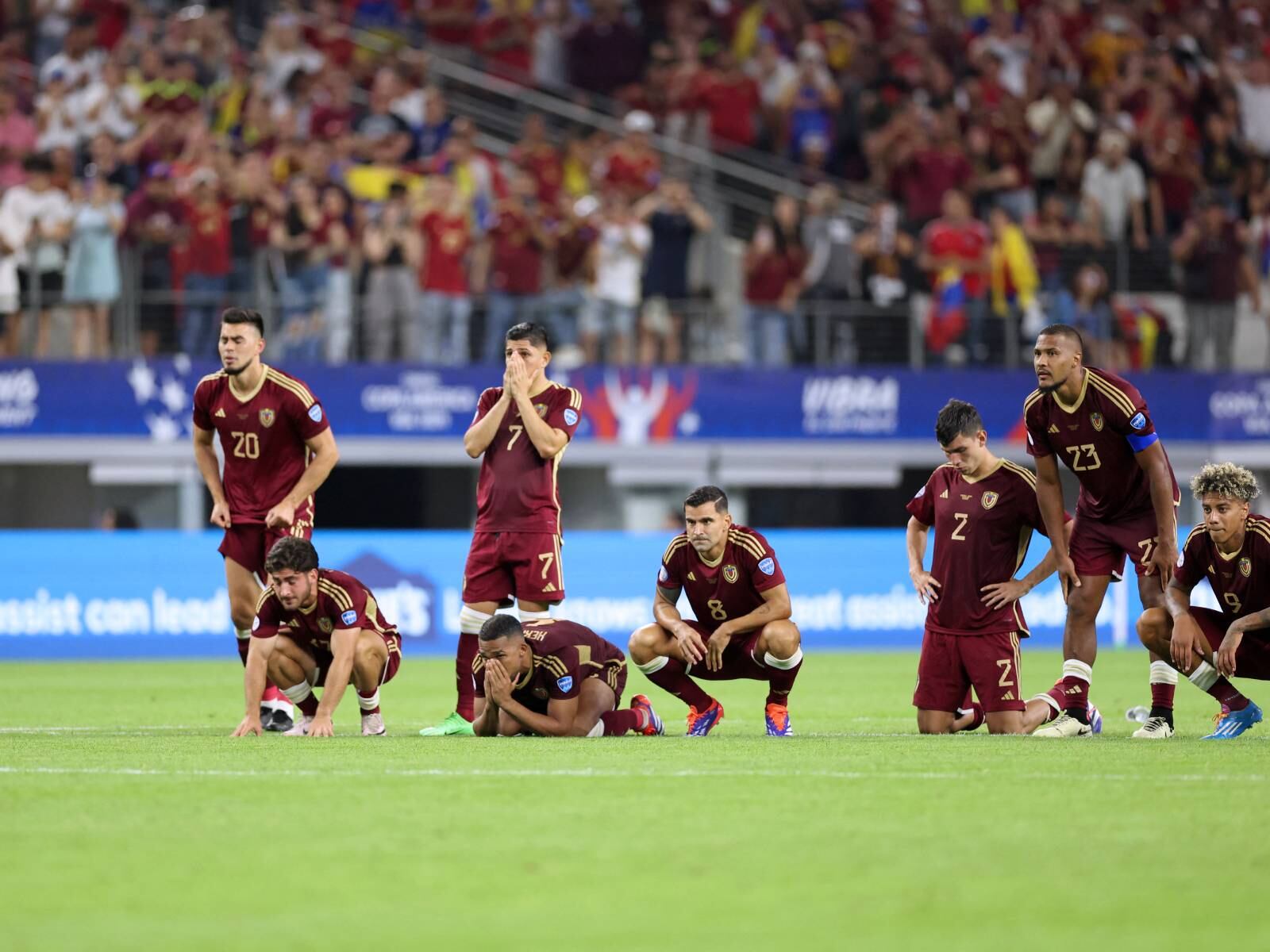 Los jugadores de Venezuela se lamentan tras perder ante Canadá en la ruleta de los penales. (Foto: CHARLY TRIBALLEAU / AFP)