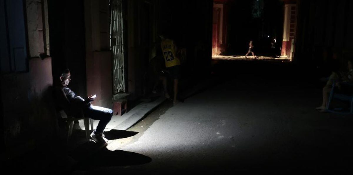 Los apagones se han convertido en un problema habitual en el país caribeño, donde los cortes en algunas localidades han llegado hasta las diez horas diarias. (Foto: EFE)