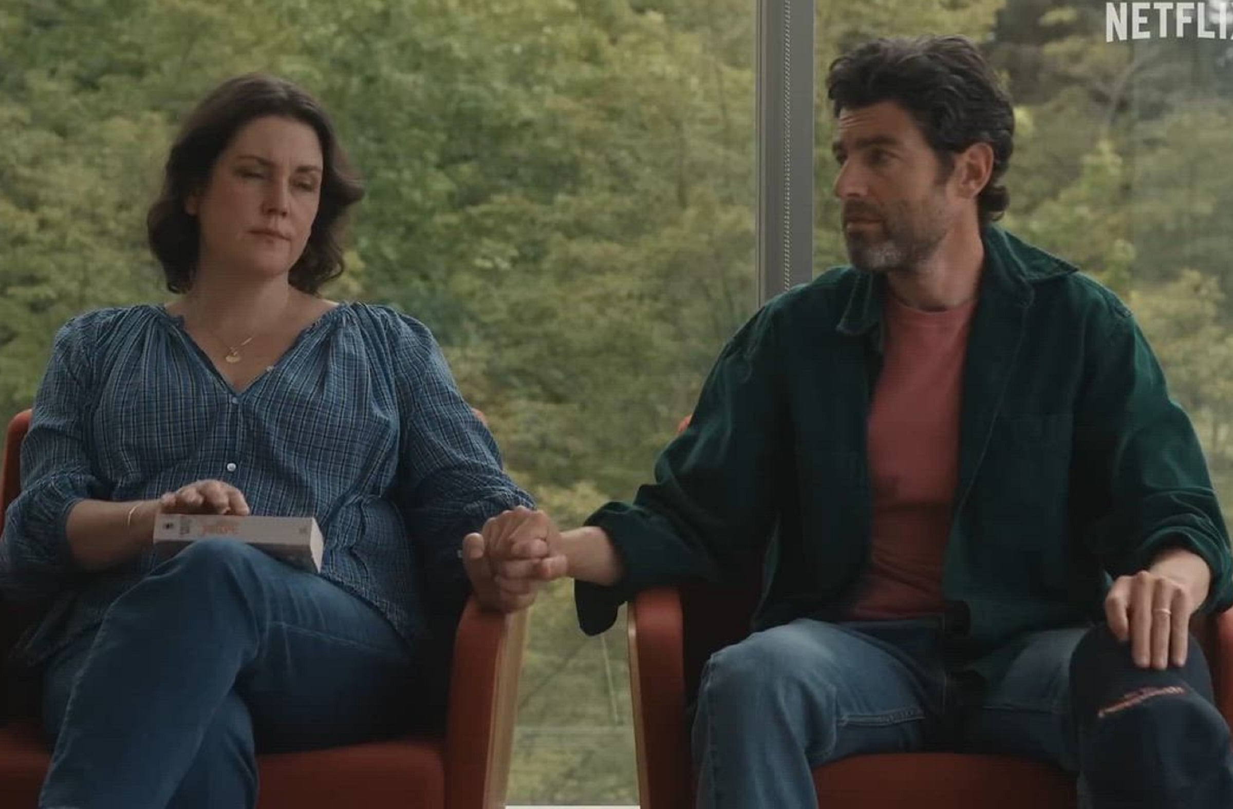 Melanie Lynskey interpreta a Elizabeth Birenbaum y Max Greenfield interpreta a Ted Birenbaum en la película "No se desea buena suerte" (Foto: Netflix)