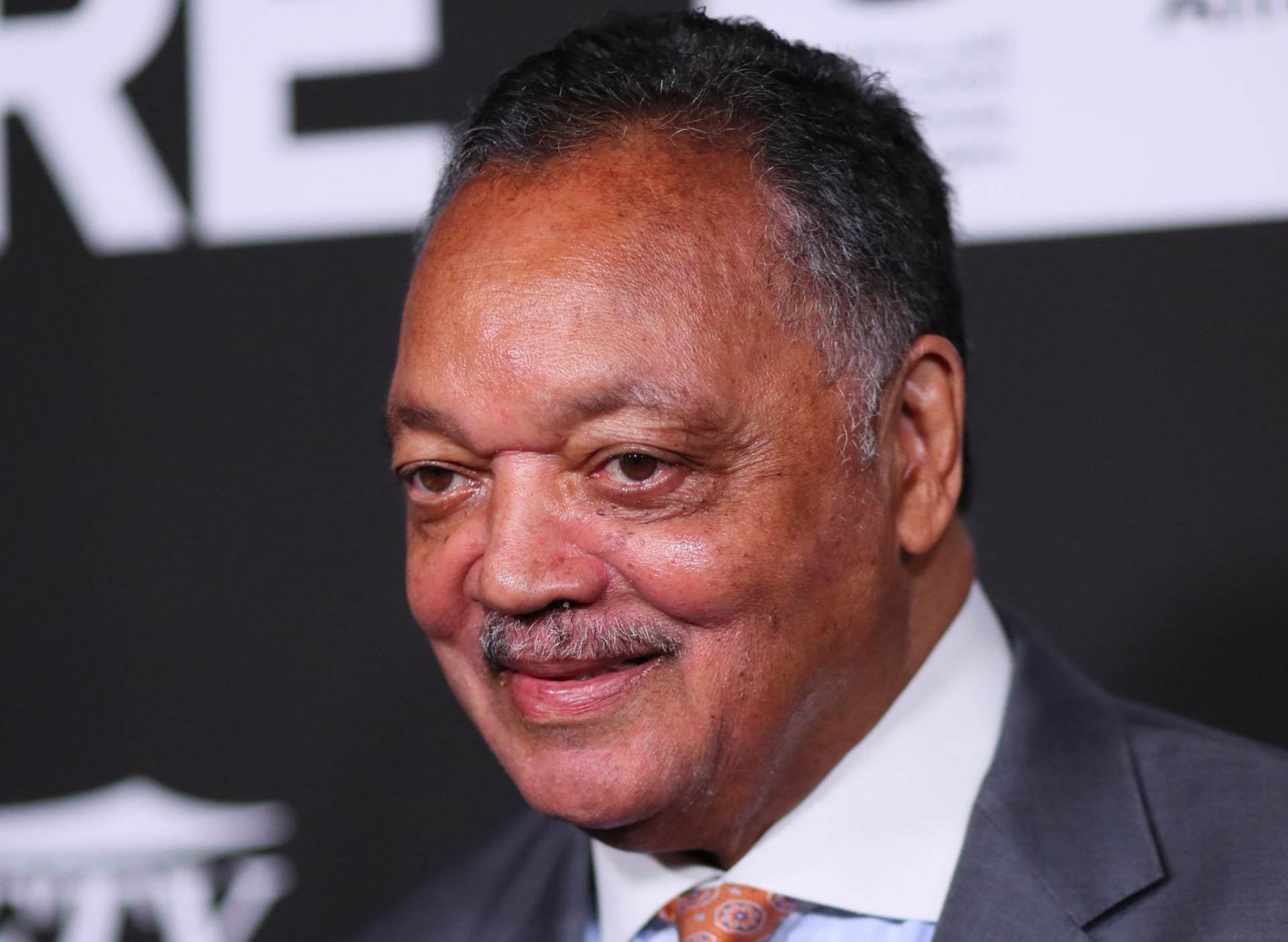 El activista estadounidense por los derechos civiles Jesse Jackson llega a la Gala del 10.º Aniversario de CORE (Esfuerzo de Ayuda Organizado por la Comunidad) en el Teatro Wiltern de Los Ángeles el 15 de enero de 2020. (Foto de Jean-Baptiste LACROIX / AFP)