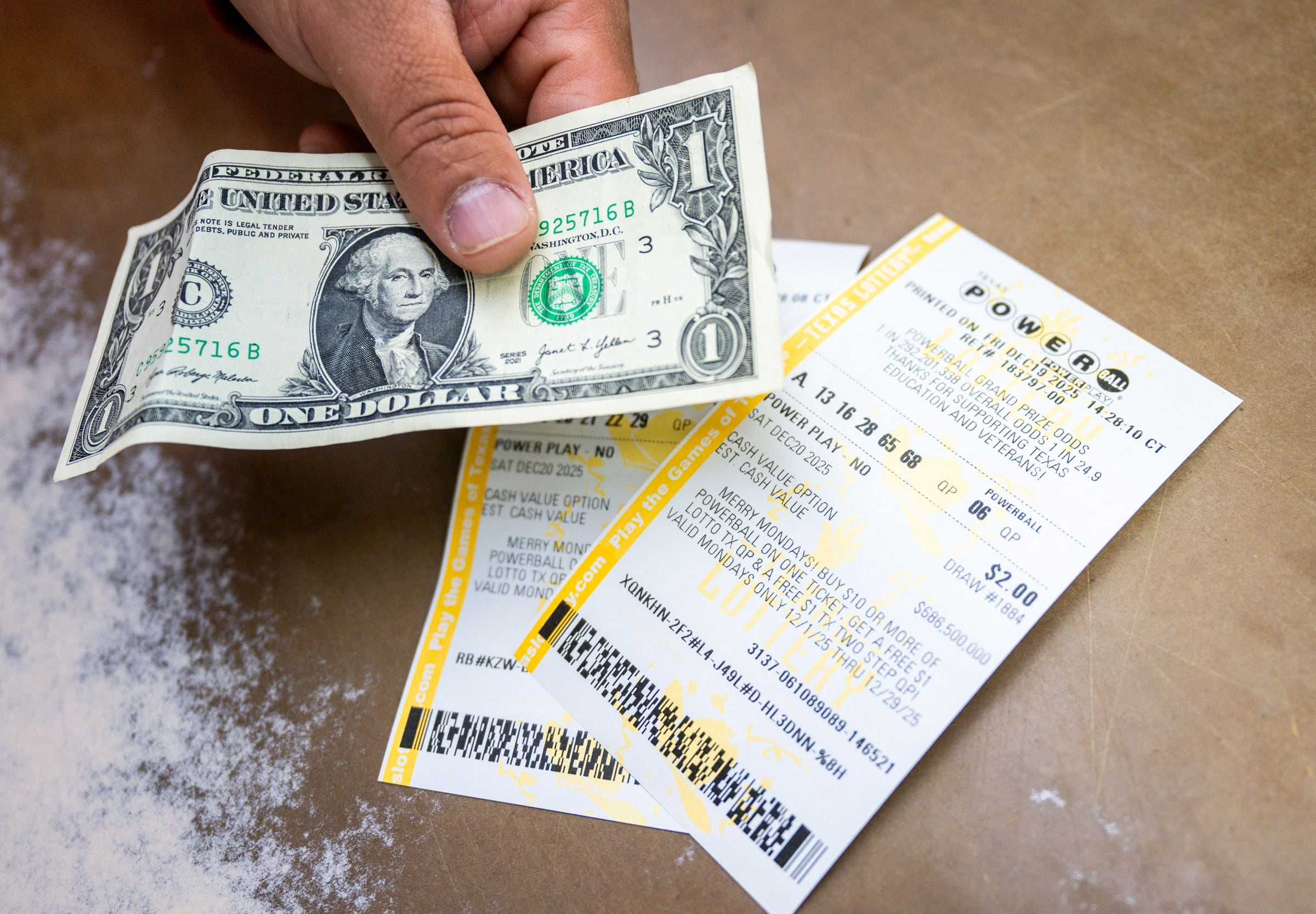 Los plazos límite para la venta de boletos del Powerball varían según la jurisdicción. (Foto: BRANDON BELL / GETTY IMAGES NORTH AMERICA / GETTY IMAGES vía AFP)