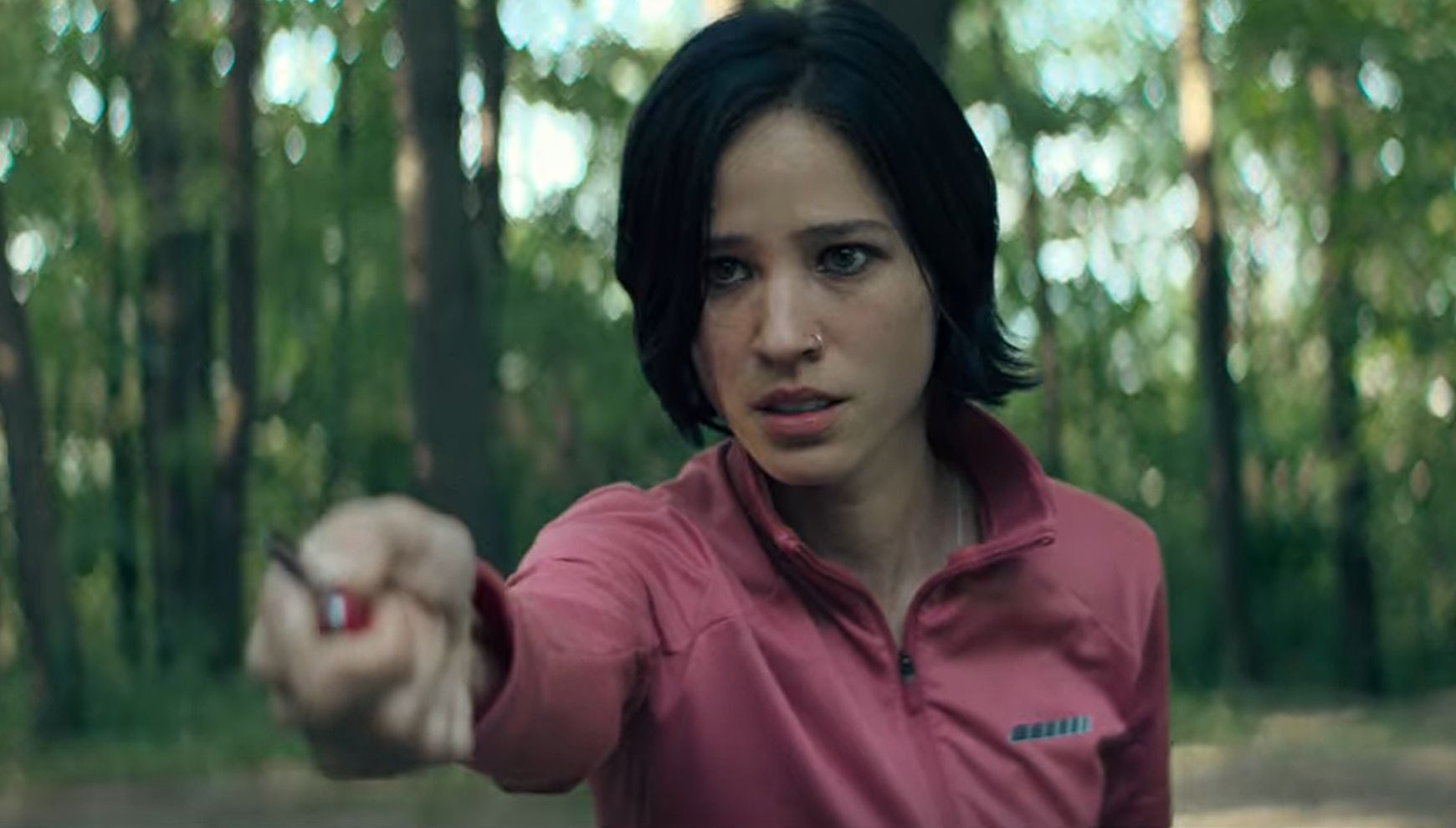 En "No te muevas", Iris tiene 20 minutos para huir, pedir ayuda y luchar por su vida antes de que su cuerpo deje de responderle (Foto: Capstone Studios / Hammerstone Studios)