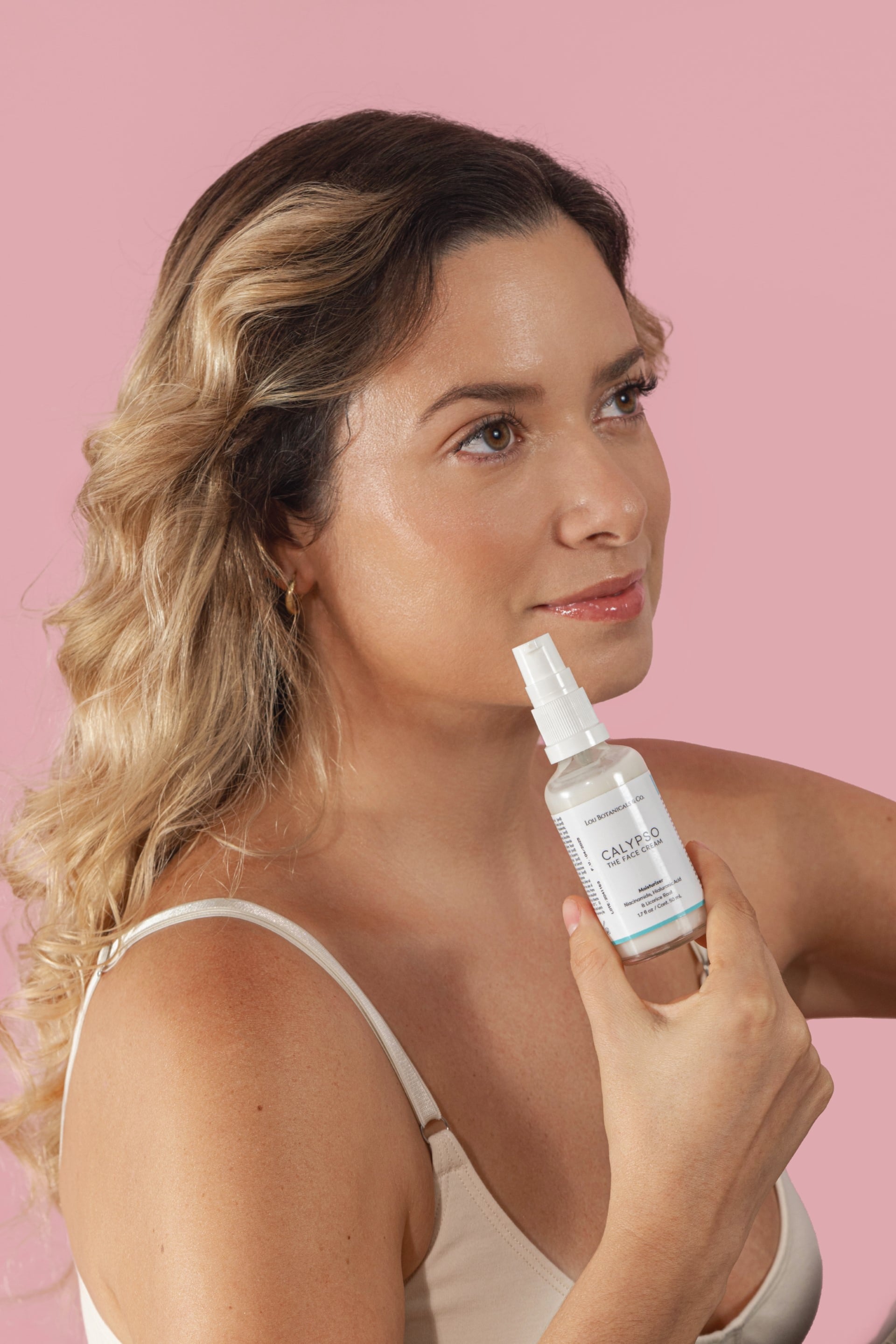 El uso de la vitamina C durante el día y el retinol durante las noches, potenciará la regeneración de la piel, tras la exposición al sol. (Foto: Lou Botanicals)