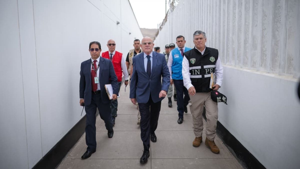 El ministro de Justicia, Ernesto Álvarez, supervisó las condiciones del penal Ancón II y planteó un reordenamiento de la población penitenciaria. Foto: Minjus.