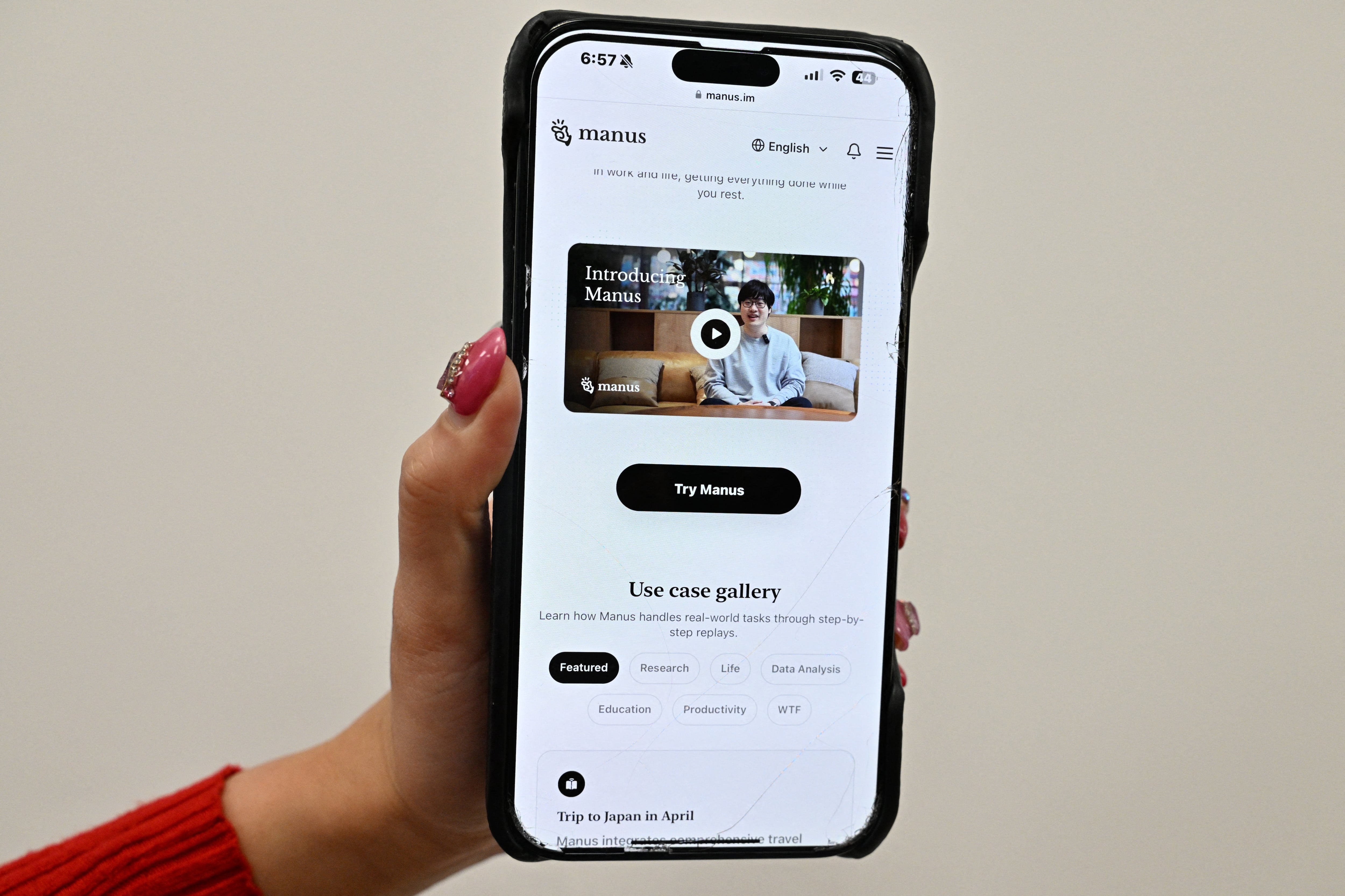 Una fotografía tomada en Pekín el 11 de marzo de 2025 muestra un teléfono móvil con la pantalla de introducción de Manus, la herramienta de asistente de IA lanzada por la startup china Butterfly Effect. (Foto ADEK BERRY / AFP)