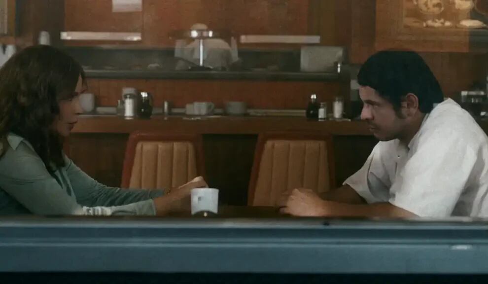 Jesús "Chucho" Castro conversa con Griselda Blanco en la serie (Foto: Netflix )