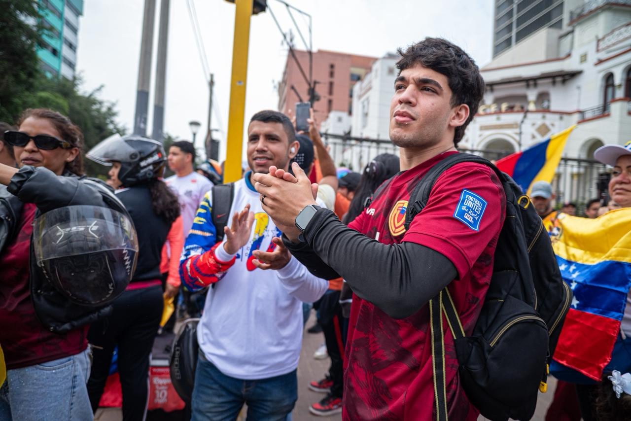 Tras la caída de Nicolás Maduro del poder, varios venezolanos se reunieron a celebrar el hecho fuera de la embajada de Venezuela en Lima, Perú. (Foto: Paloma del Solar / @photo.gec).