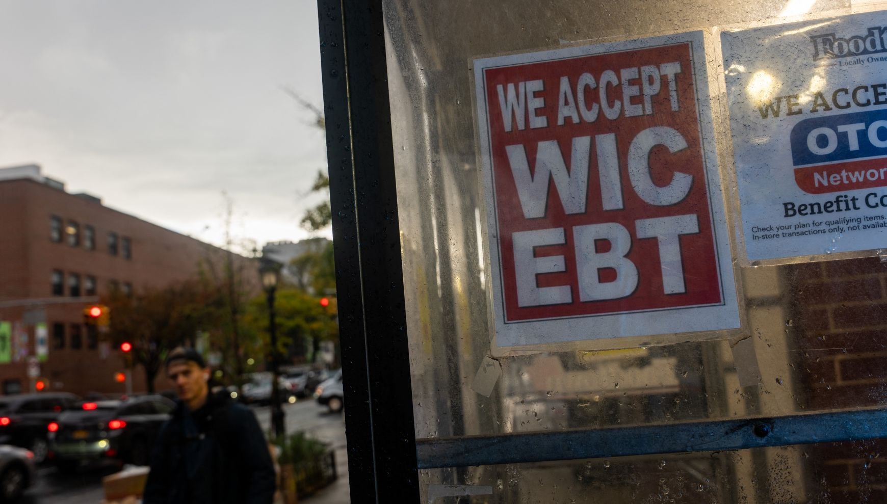 Miles de familias en Nueva York han sufrido el robo electrónico de sus beneficios SNAP, pero muchas no saben que pueden pedir un reemplazo (Foto: Spencer Platt / Getty Images / AFP)