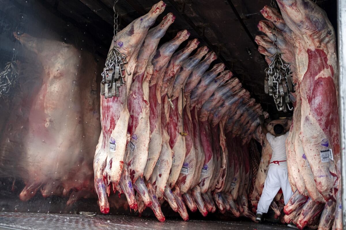 Los precios de la carne de res podrían subir un 40% en octubre con respecto a los niveles de junio, según CICCRA. (Foto: Bloomberg)