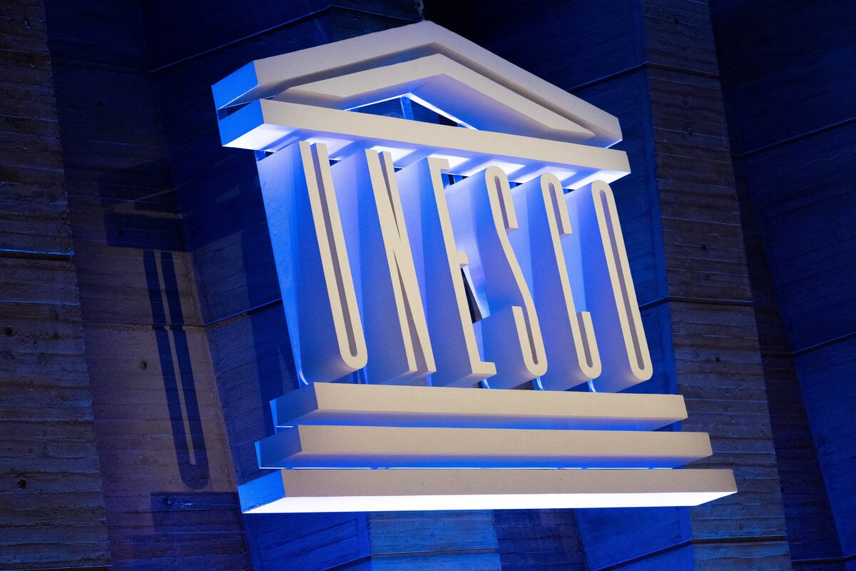 El logo de la UNESCO durante un discurso de su directora general para anunciar la solicitud de Estados Unidos de regresar a la institución. (Foto de ALAIN JOCARD / AFP).
