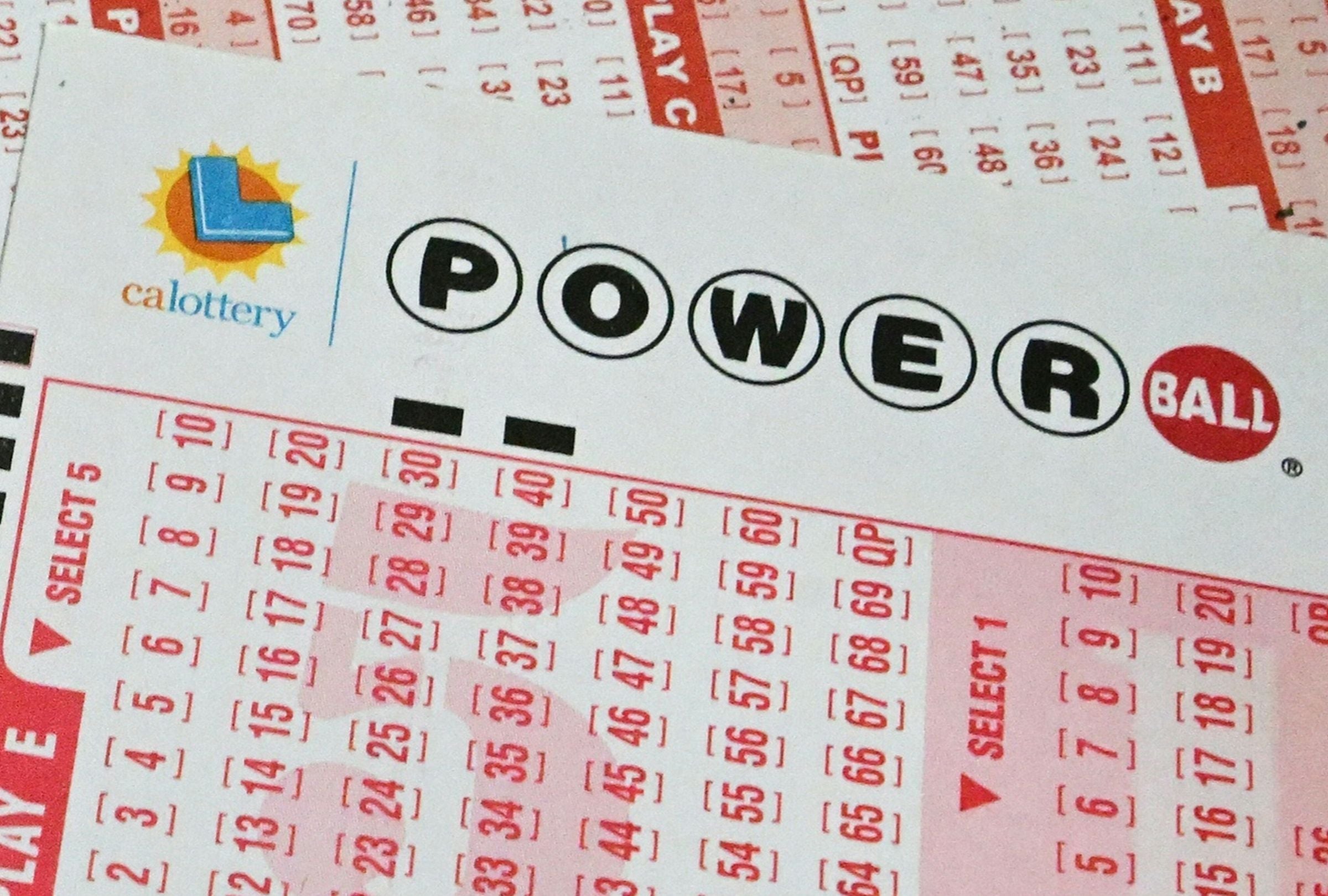 Revisa esta nota para conocer los números ganadores del Powerball en el sorteo del 16/03/2026 y averiguar si el premio mayor ya tiene dueño. (Foto: FREDERIC J. BROWN / AFP)