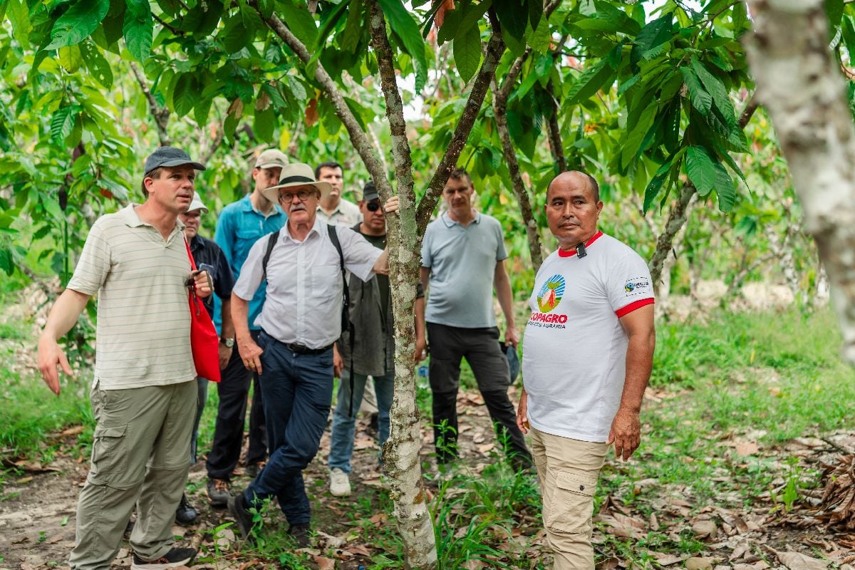 De izquierda a derecha, Christian Robin, director ejecutivo de la Plataforma Suiza de Cacao Sostenible (Swissco), y Beat Vonlanthen, presidente de Chocosuisse, realizan una visita a la cooperativa Acopagro en Juanjuí, San Martín.