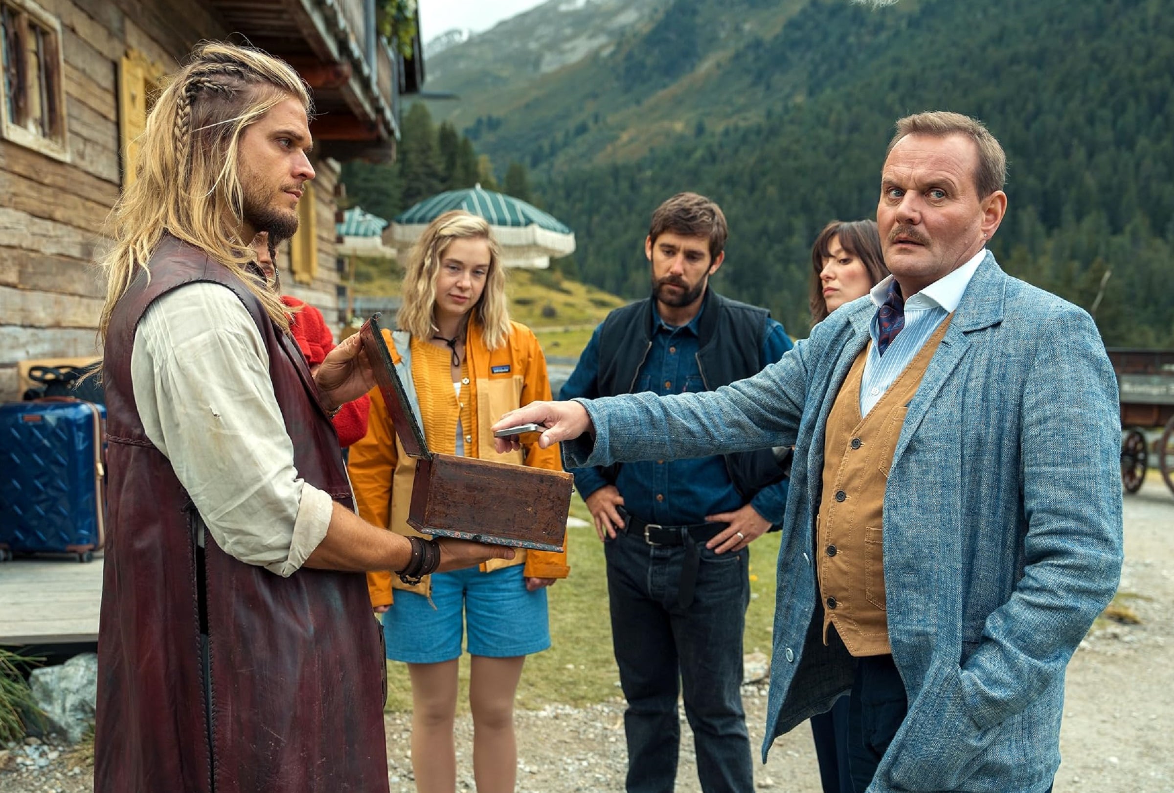 Rúrik Gíslason como Nodon, Anna Herrmann como Babs, Kerim Waller como Hakan, Alexandra Maria Lara como Urschi y Doga Gürer como Ziggy en la película alemana "Come, reza, ladra" (Foto: Netflix)