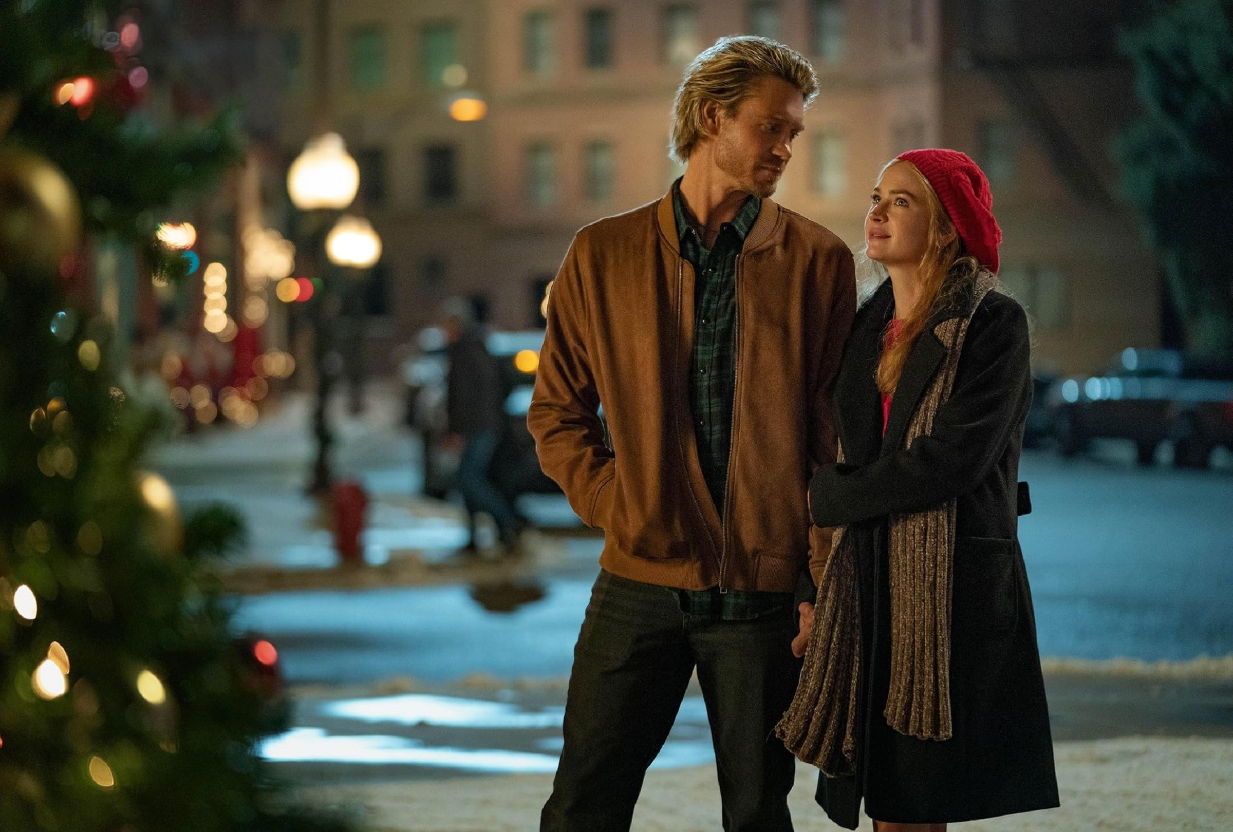 Chad Michael Murray como Luke y Britt Robertson como Ashley en la película navideña "Los festivos caballeros" (Foto: Netflix)
