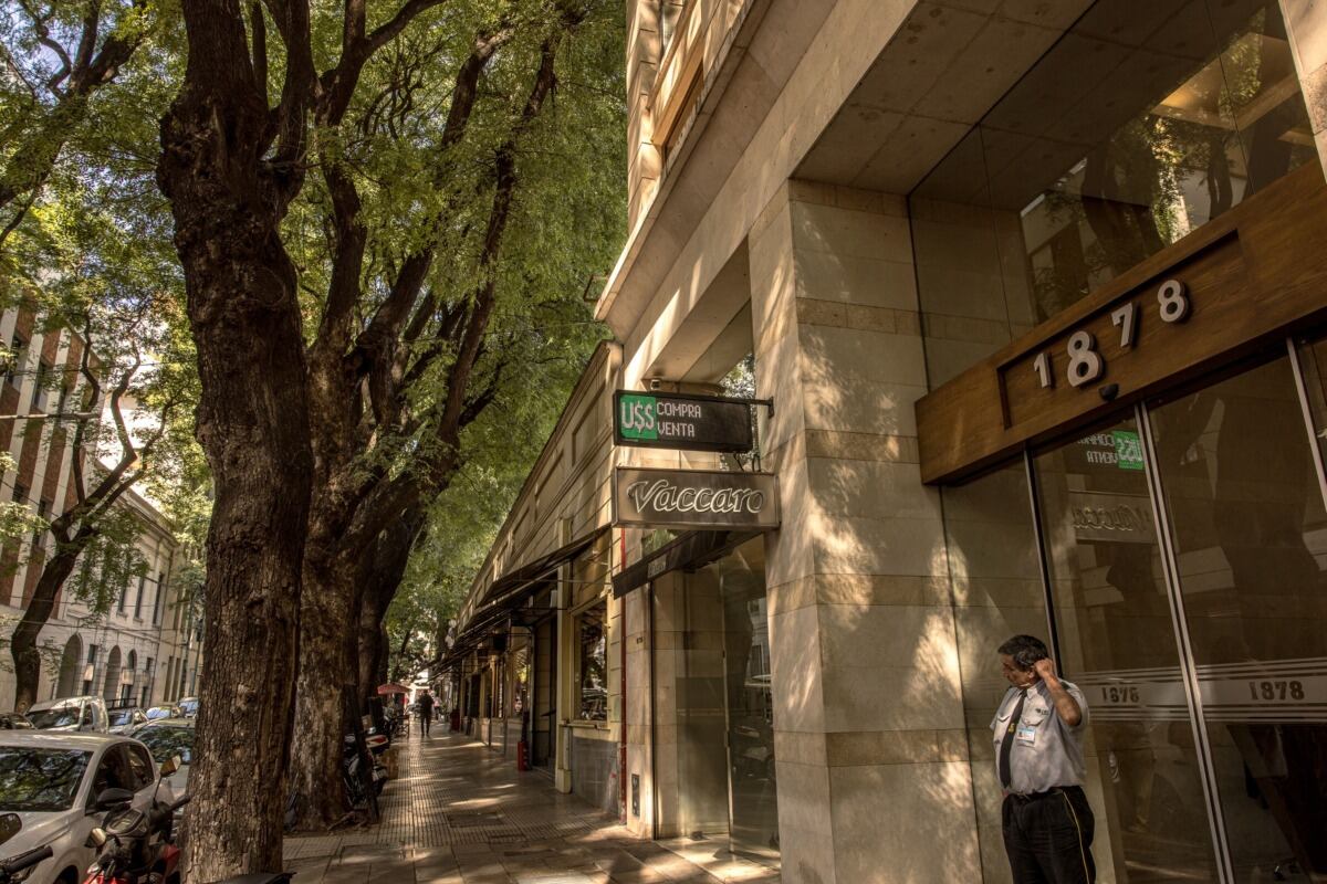 Una casa de cambio de divisas en el barrio de Belgrano de Buenos Aires. (Foto: Bloomberg)