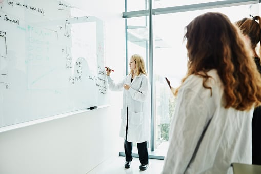 Tecnología e informática, son las áreas con mayor proyección laboral y demanda sostenida, en un contexto mundial donde lo digital gana terreno. (Getty)