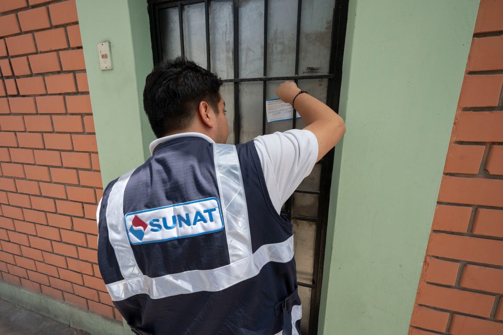 La primera fase de la operación incluyó intervenciones en 73 domicilios fiscales y establecimientos anexos. La campaña busca que los contribuyentes regularicen sus deudas exigibles. Foto: SUNAT.