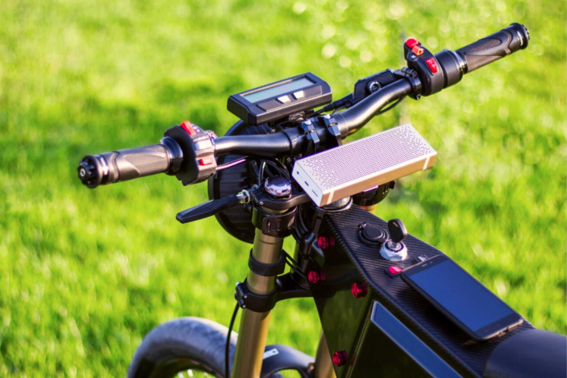 Autoridades de California advierten sobre los riesgos y responsabilidades del uso de e-bikes. | Crédito: Magnific