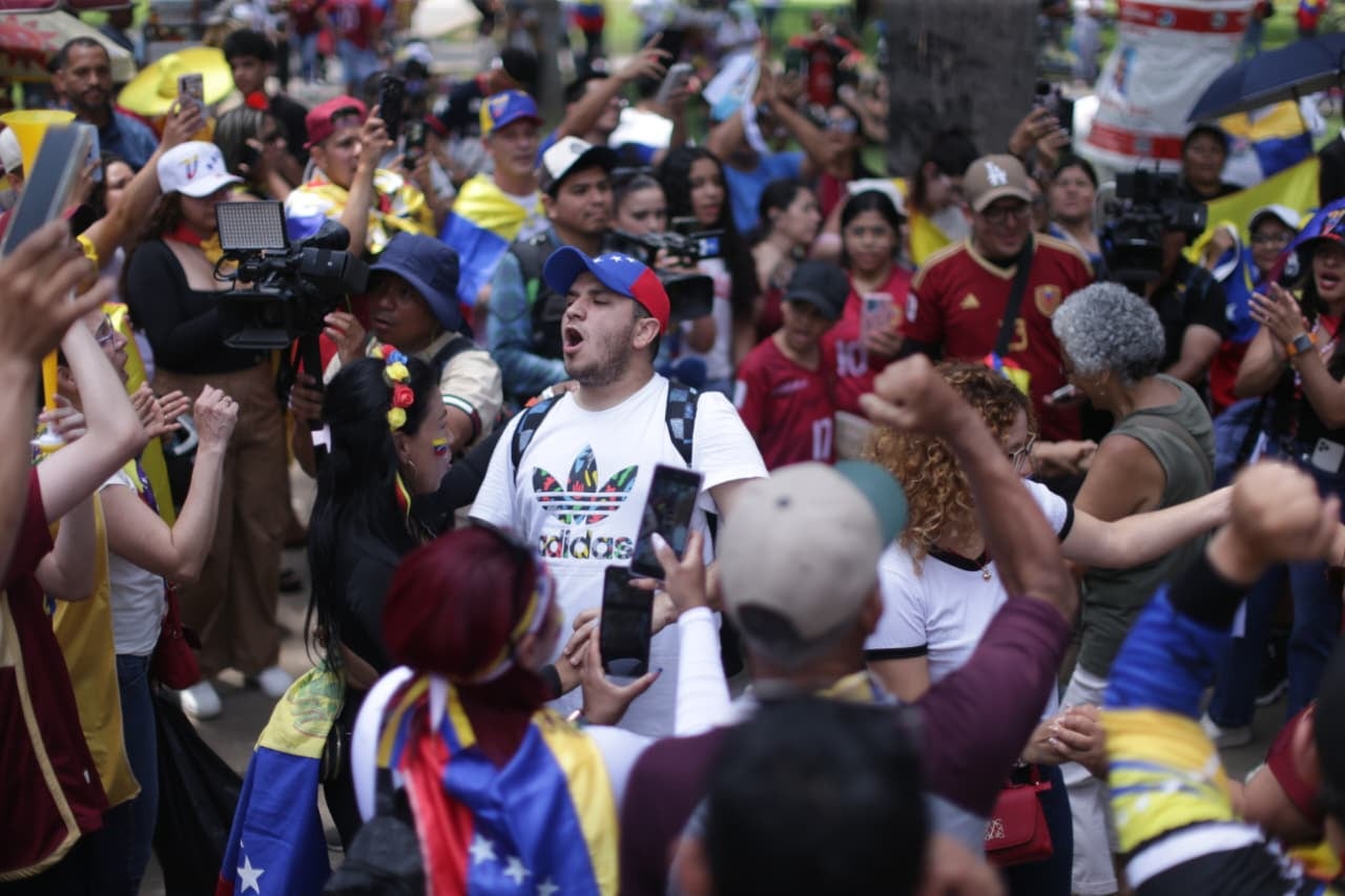 Venezolanos en Lima festejan captura de Nicolas Maduro y su esposa. Foto: Cesar Bueno/ Foto GEC